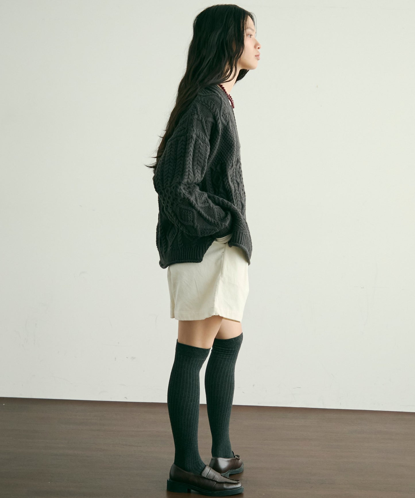 バルキーケーブル編みニットプルオーバー