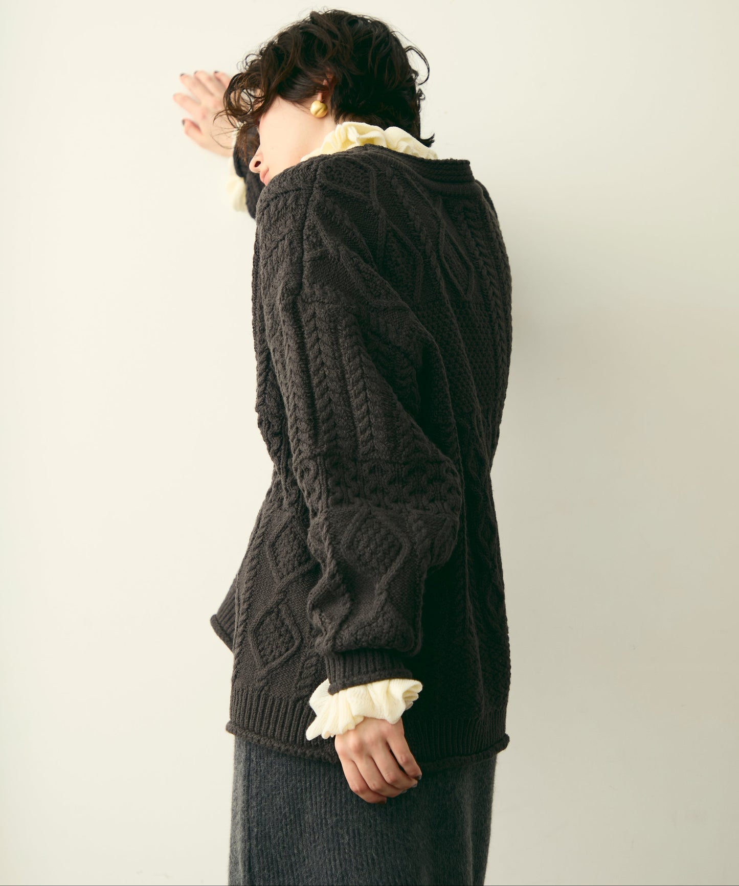 バルキーケーブル編みニットプルオーバー