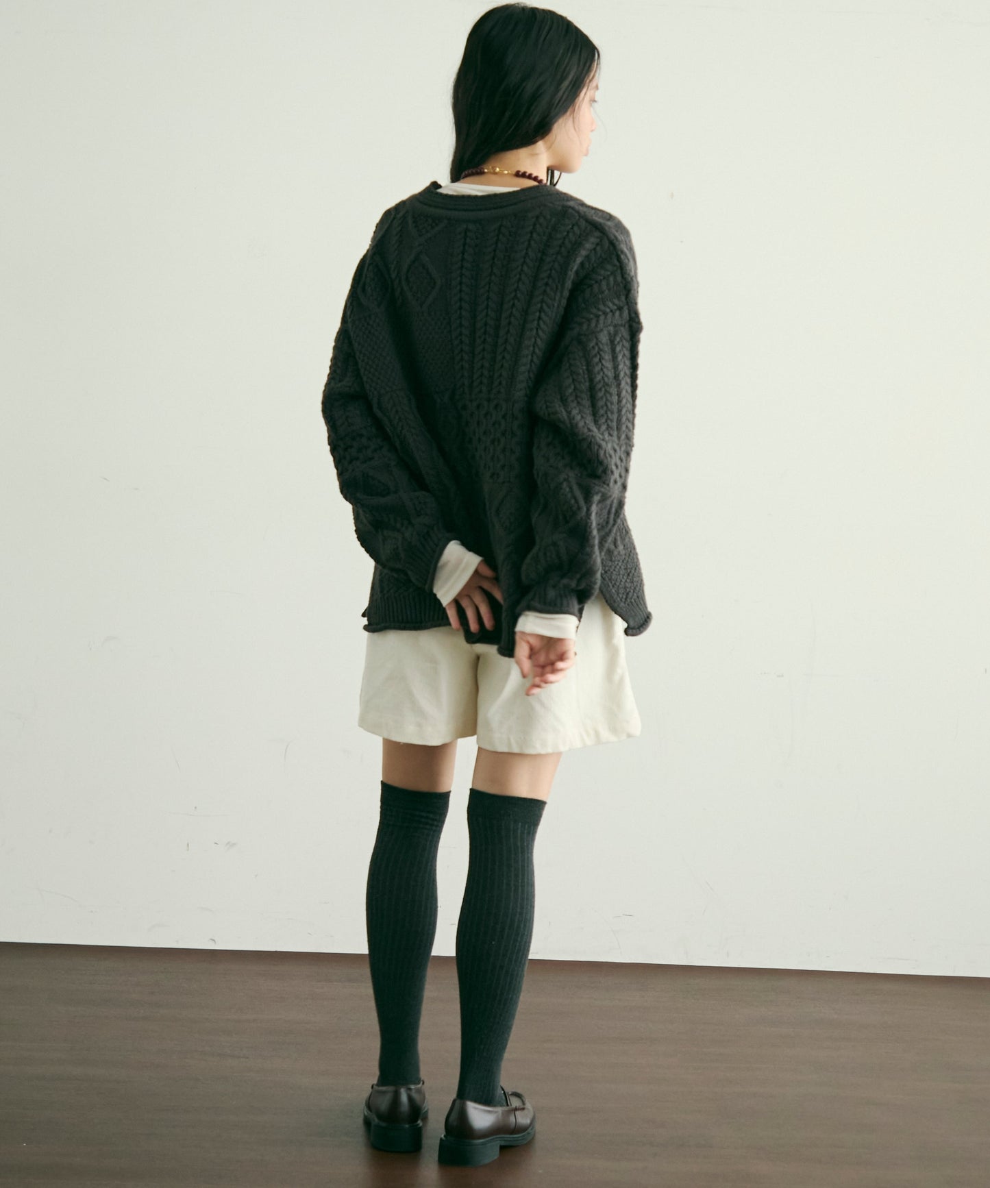 バルキーケーブル編みニットプルオーバー