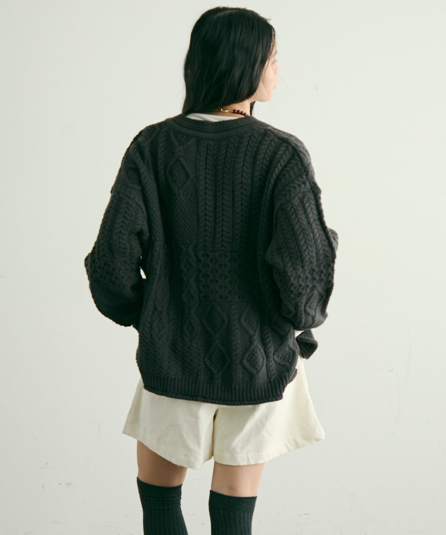 バルキーケーブル編みニットプルオーバー