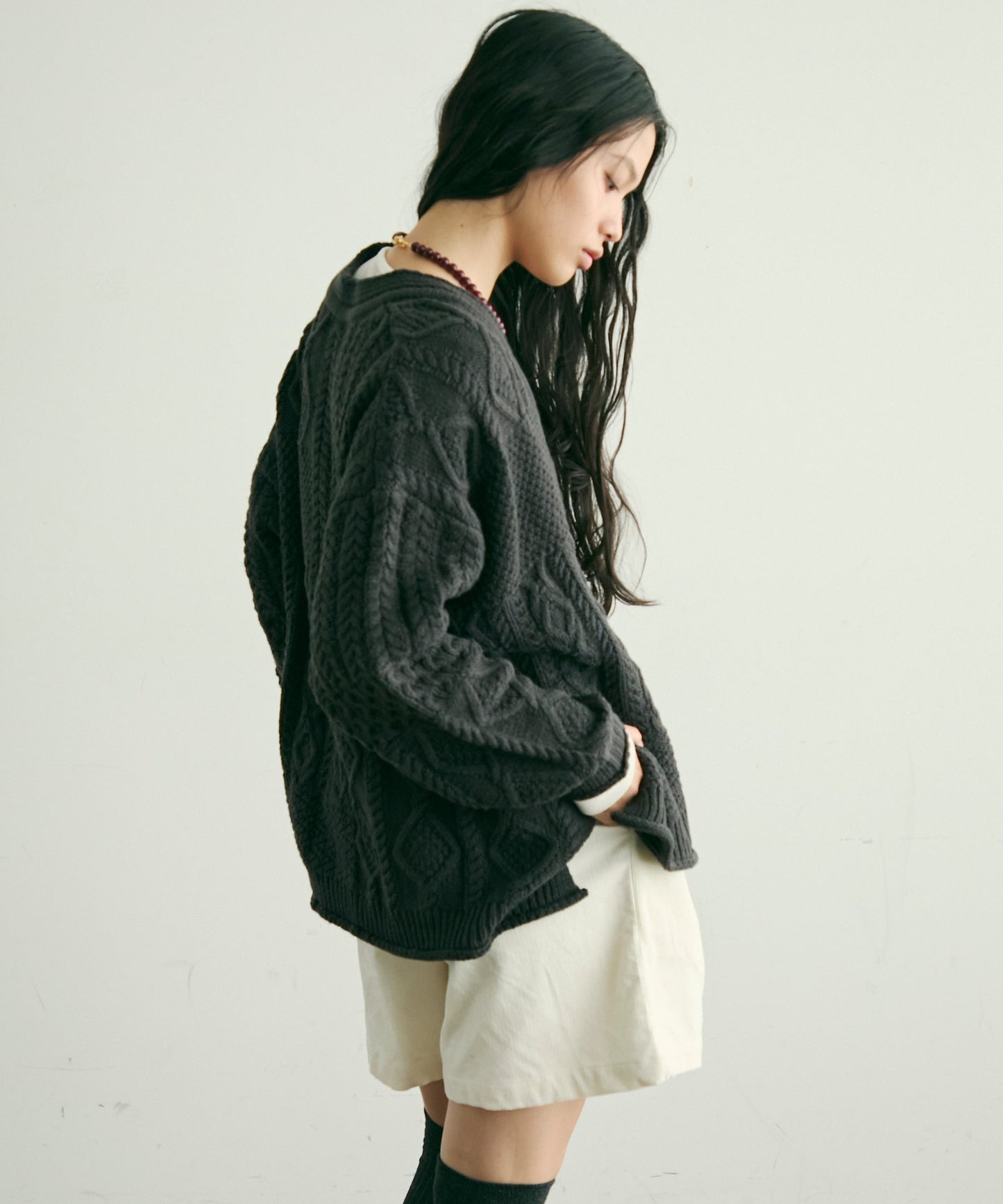バルキーケーブル編みニットプルオーバー
