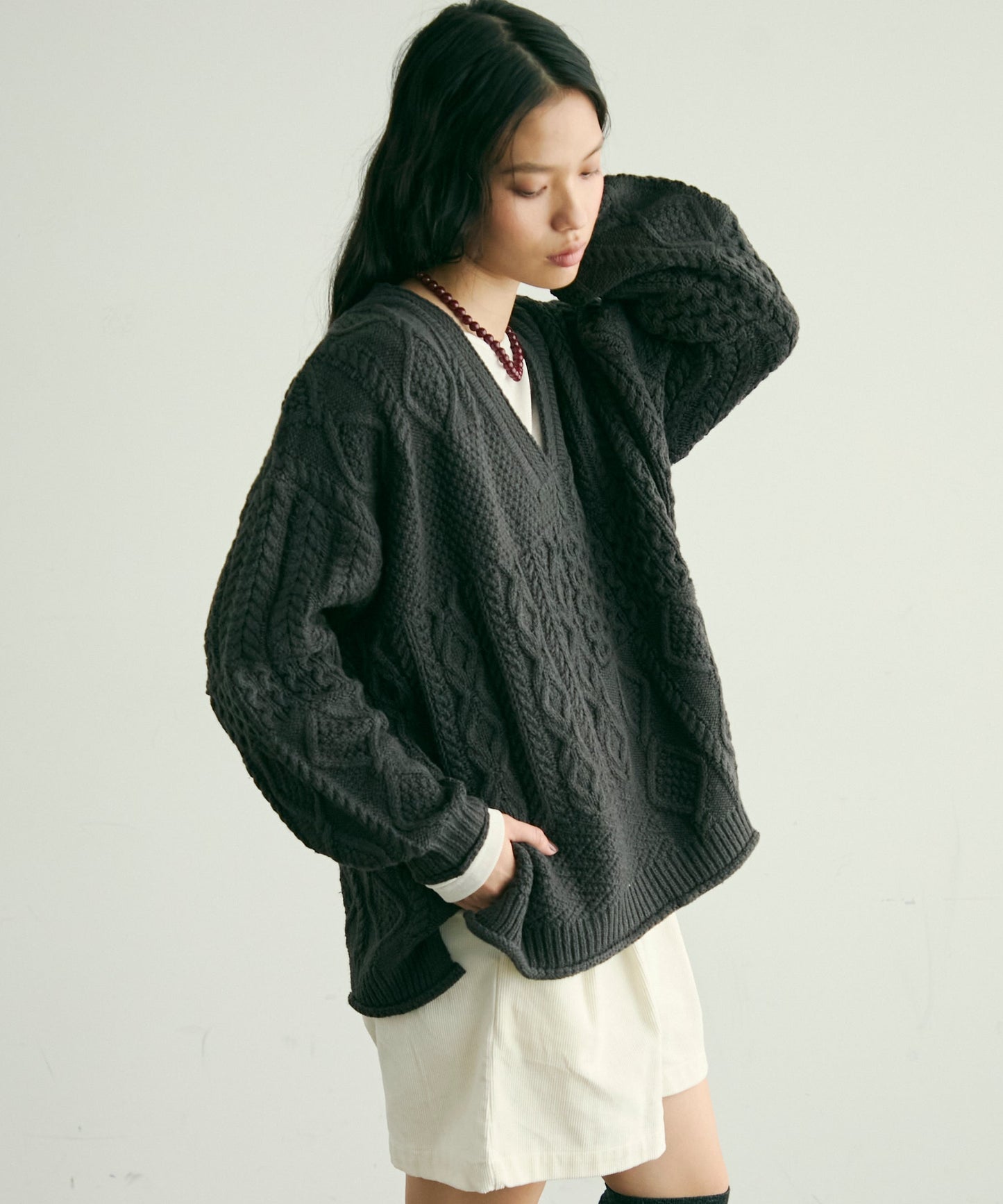 バルキーケーブル編みニットプルオーバー