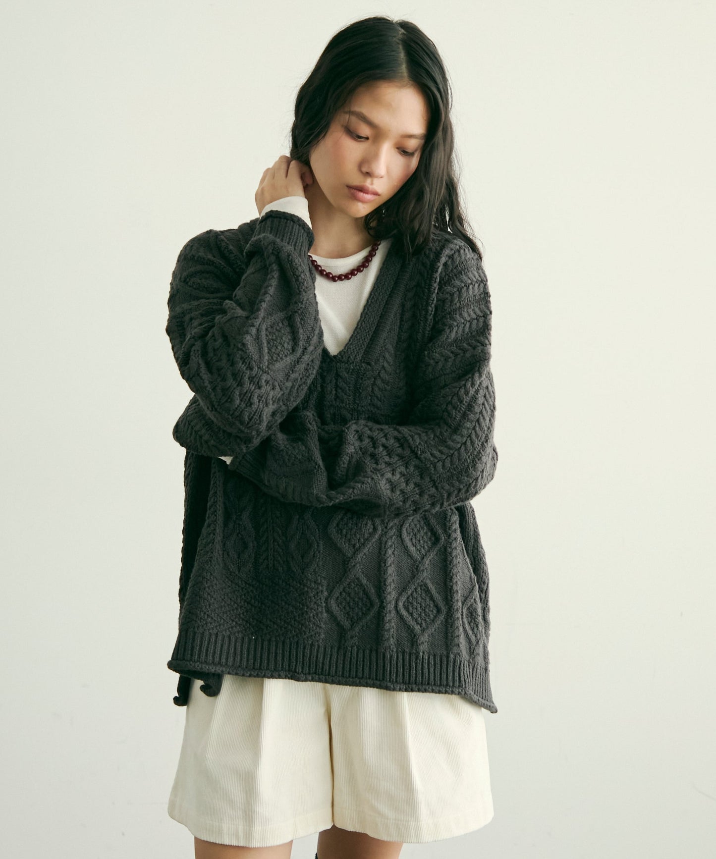 バルキーケーブル編みニットプルオーバー
