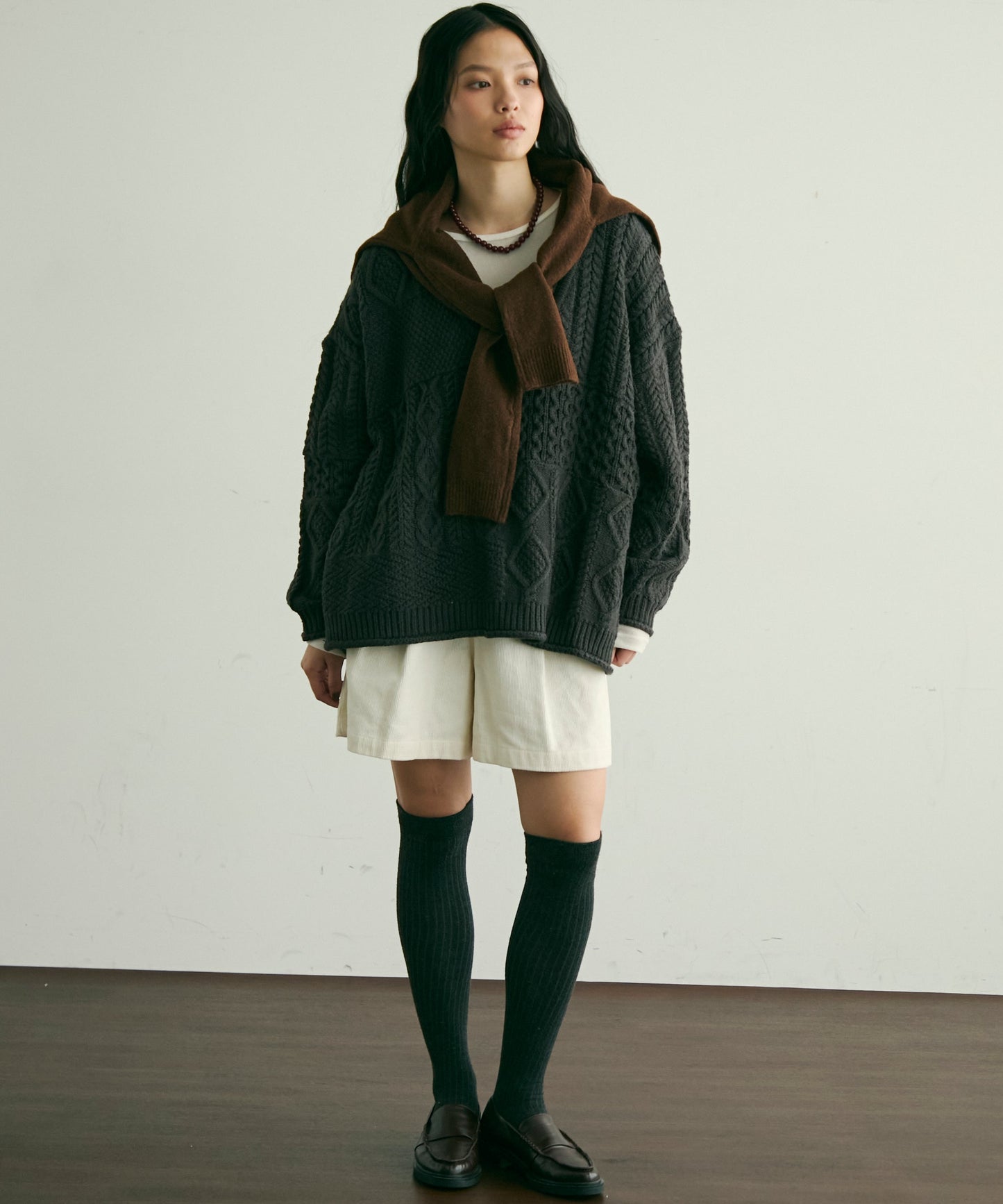 バルキーケーブル編みニットプルオーバー