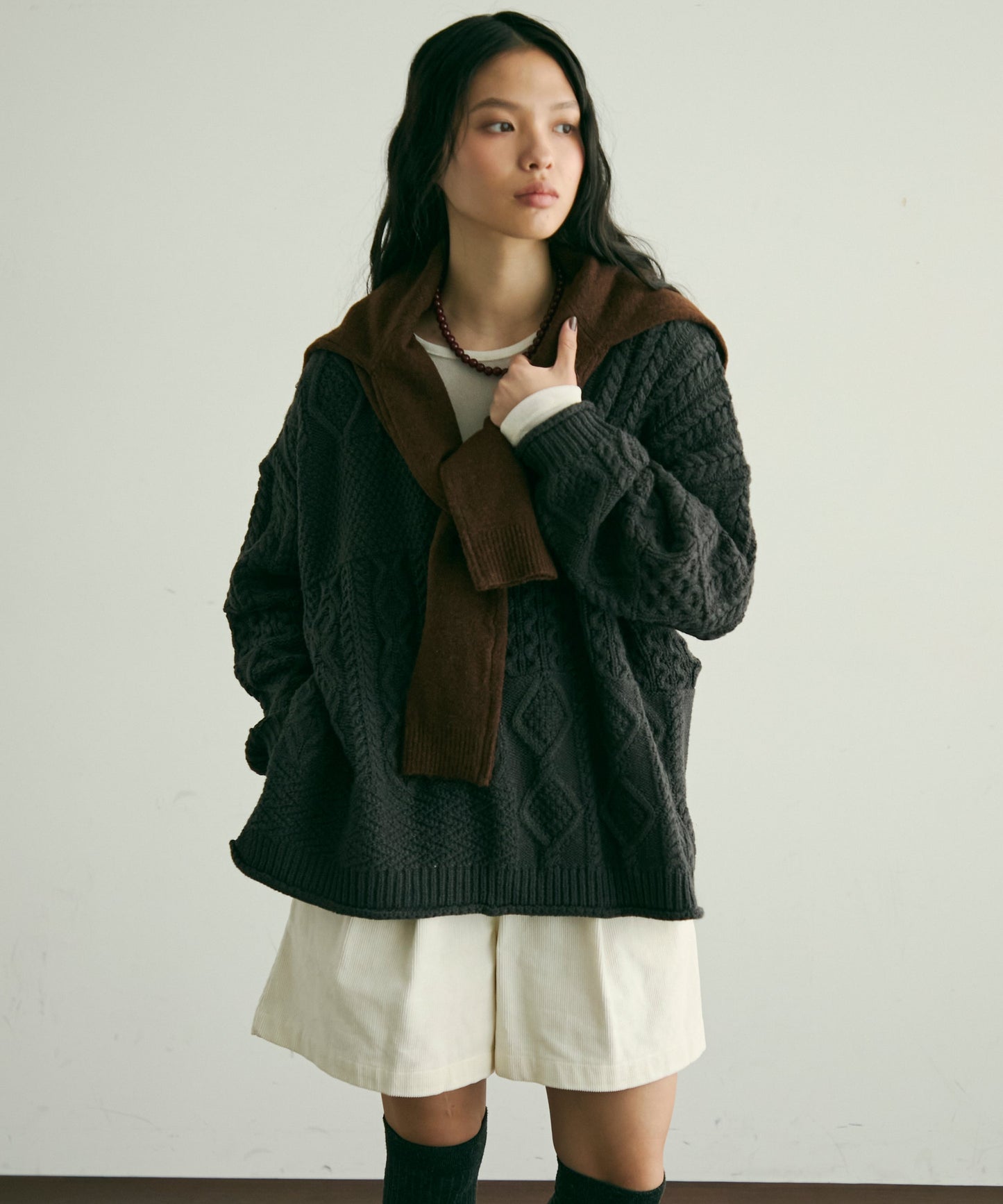 バルキーケーブル編みニットプルオーバー