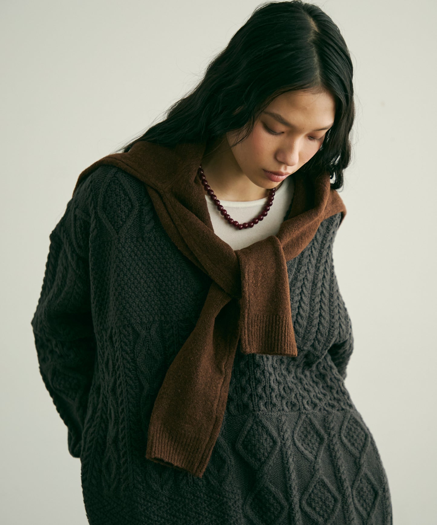 バルキーケーブル編みニットプルオーバー