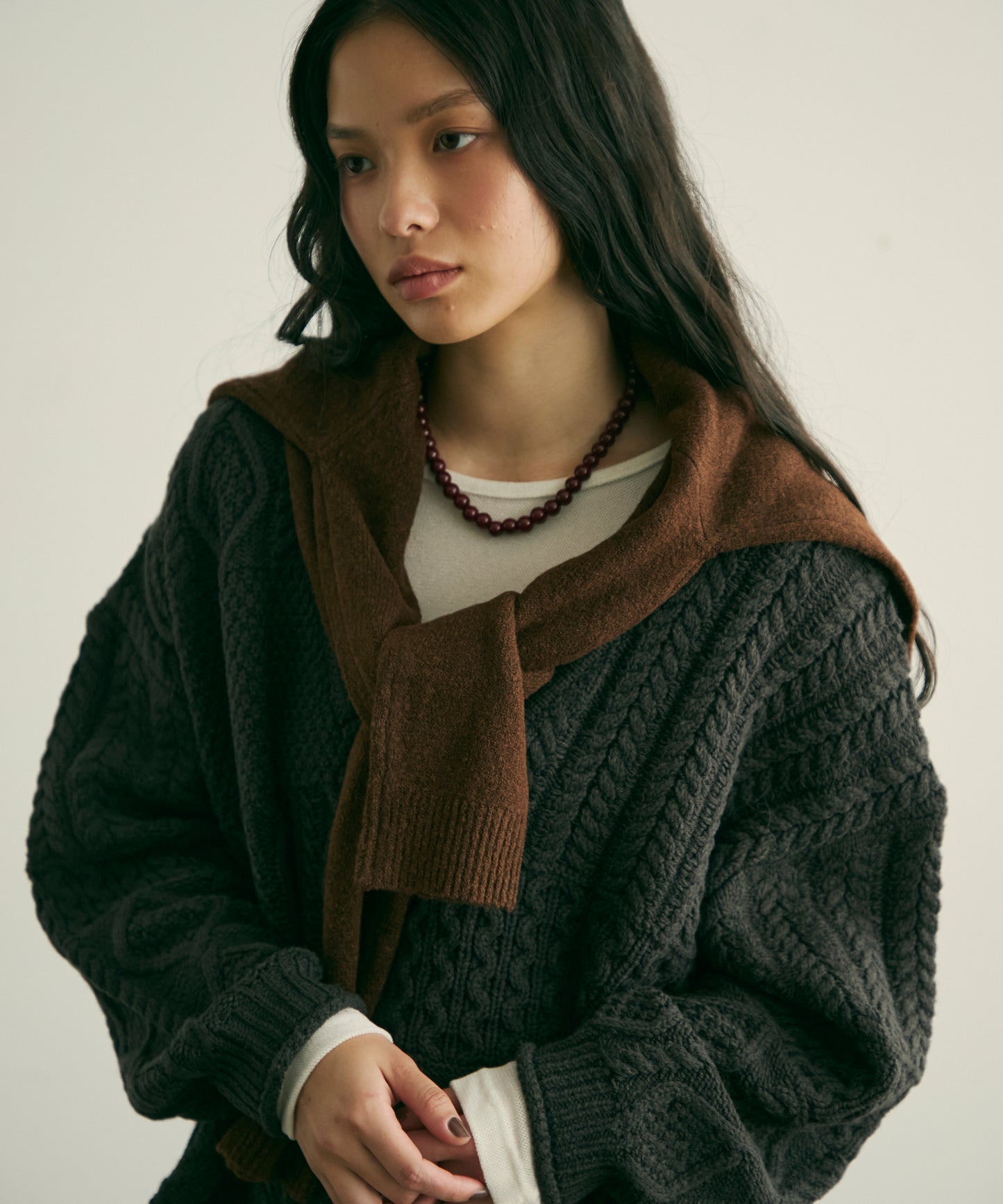 バルキーケーブル編みニットプルオーバー