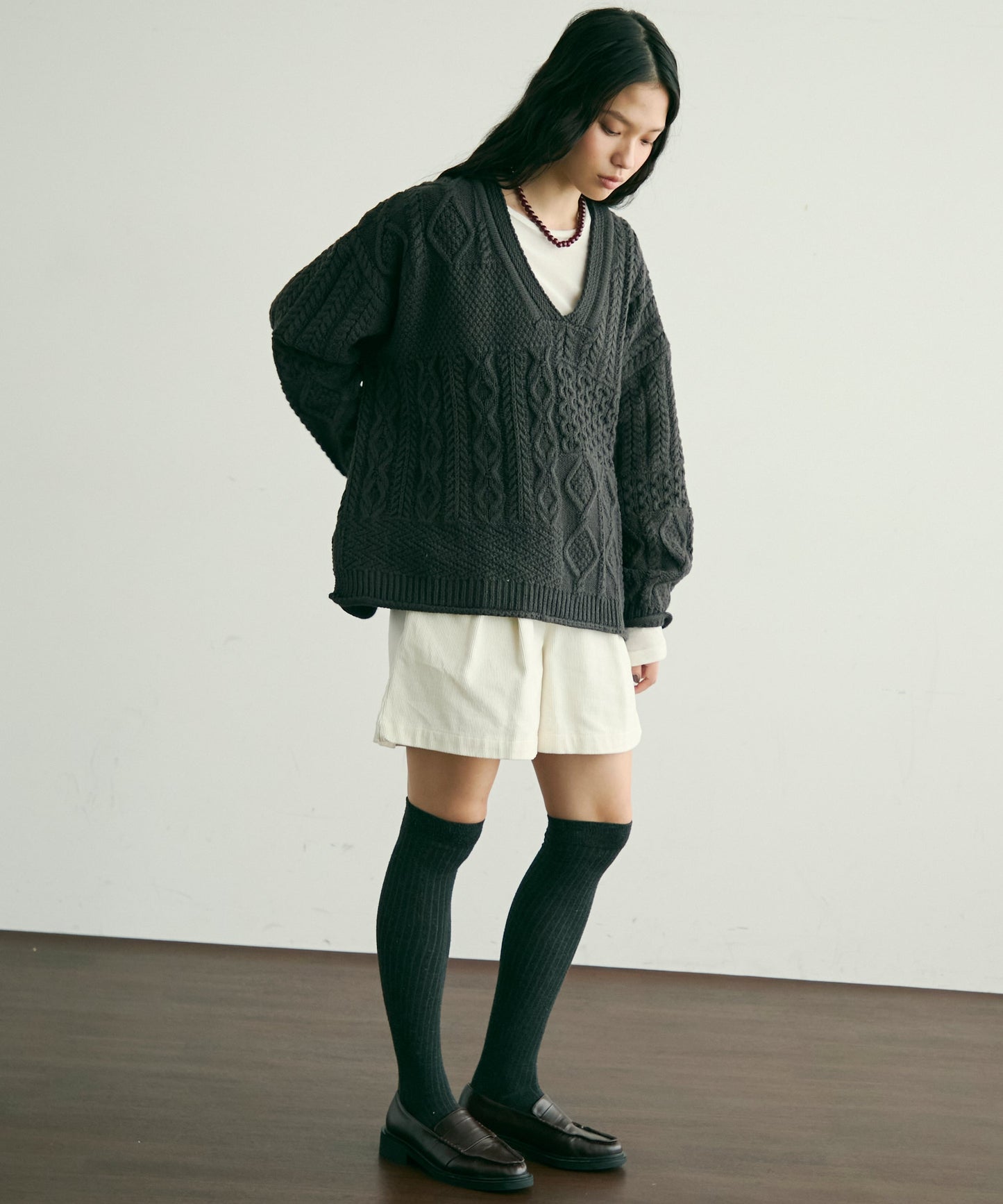 バルキーケーブル編みニットプルオーバー