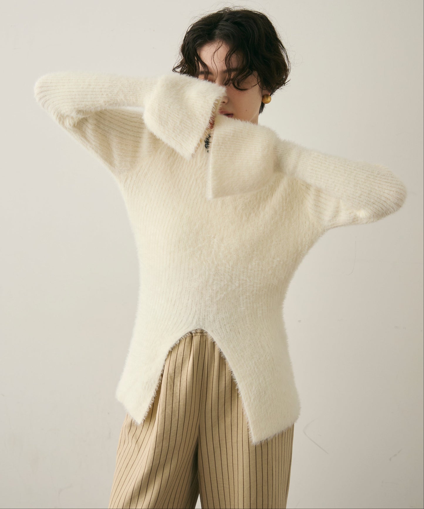 シャギーベルスリーブスリットプルオーバー