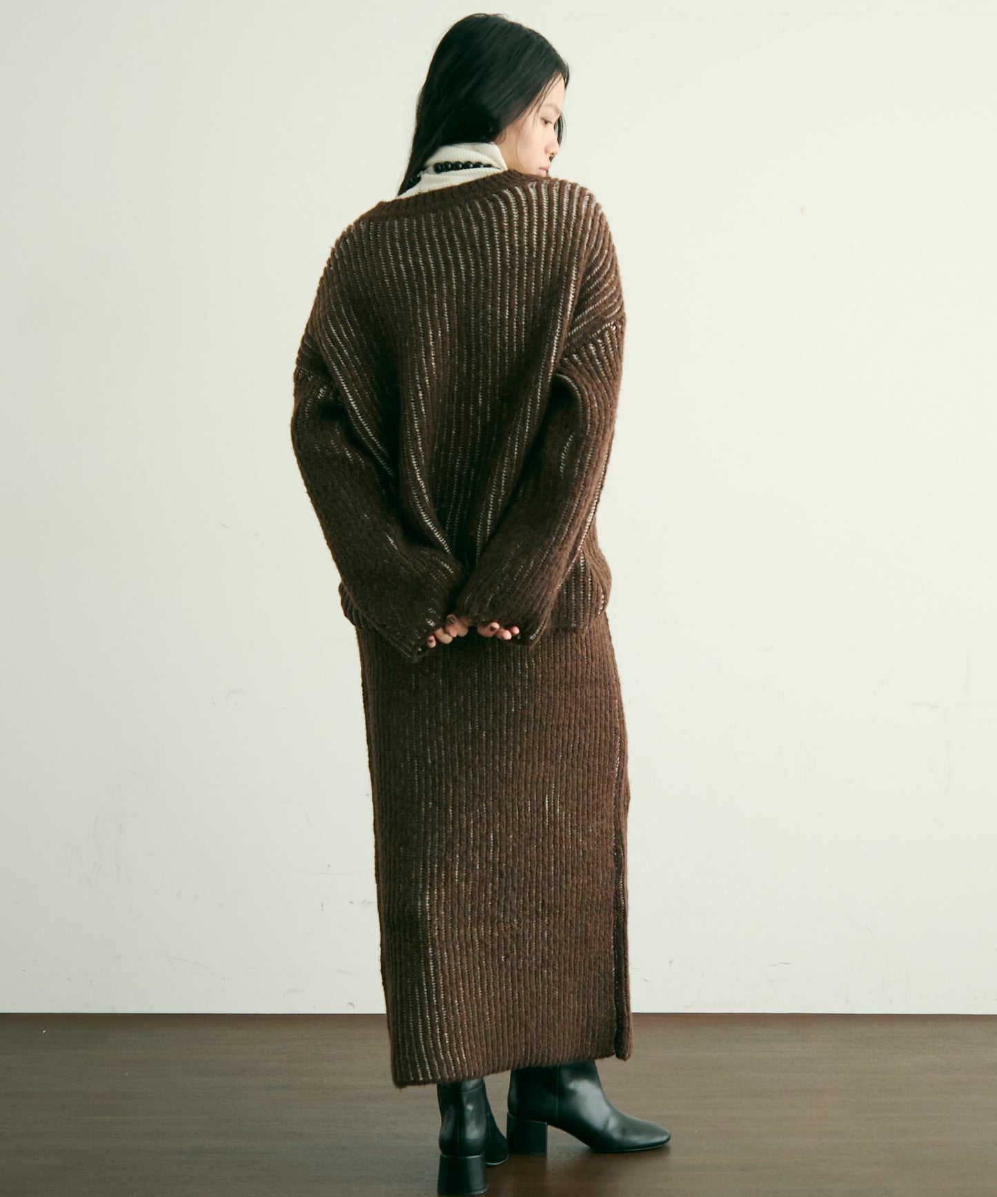 両畦ストライプアルパカタッチ深Vニット