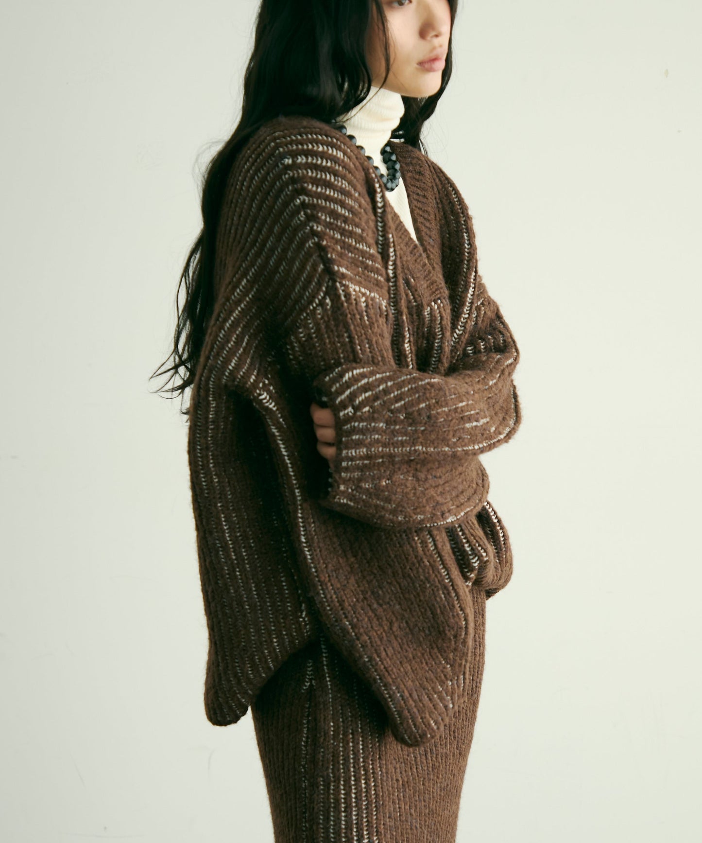 両畦ストライプアルパカタッチ深Vニット