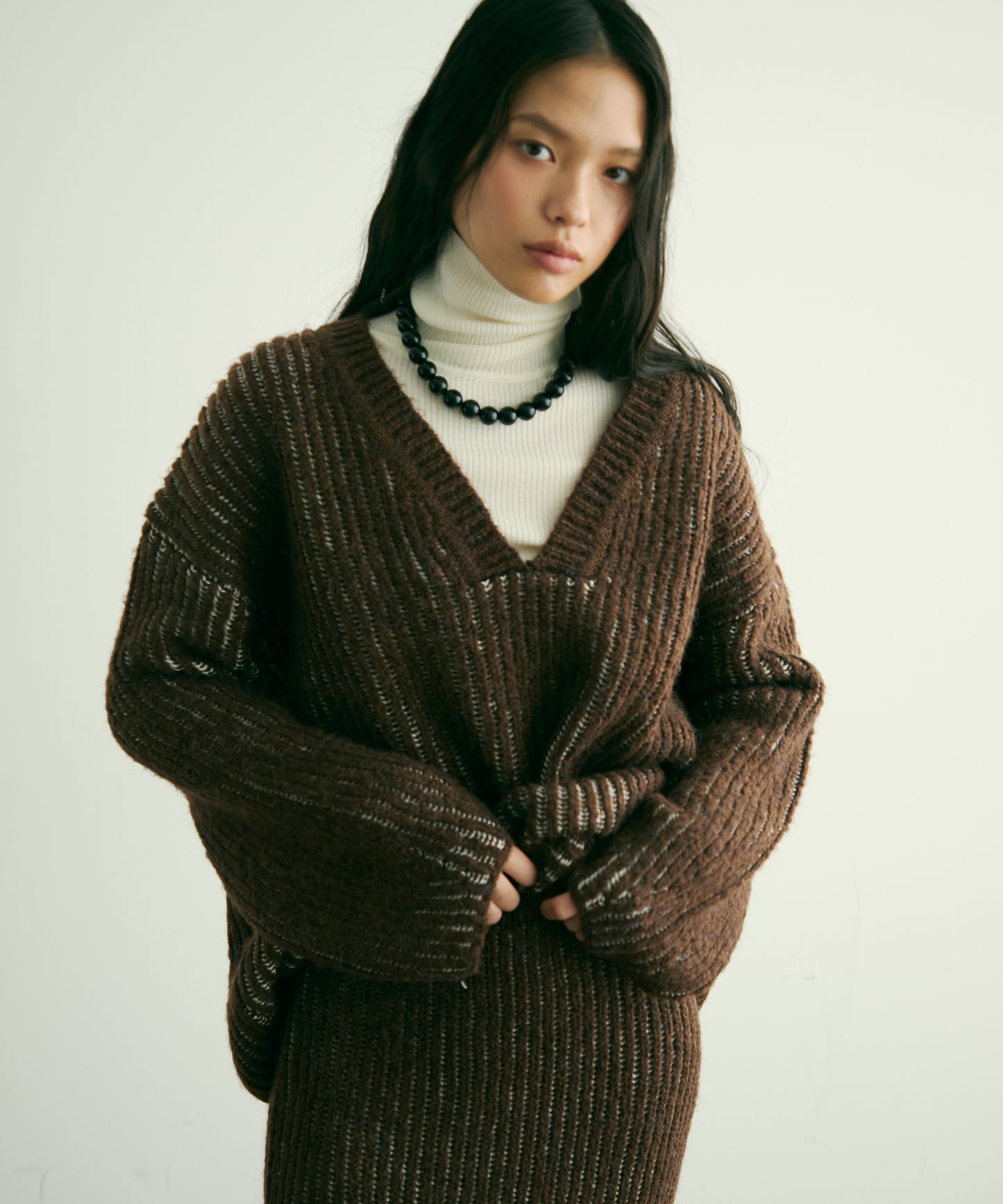 両畦ストライプアルパカタッチ深Vニット