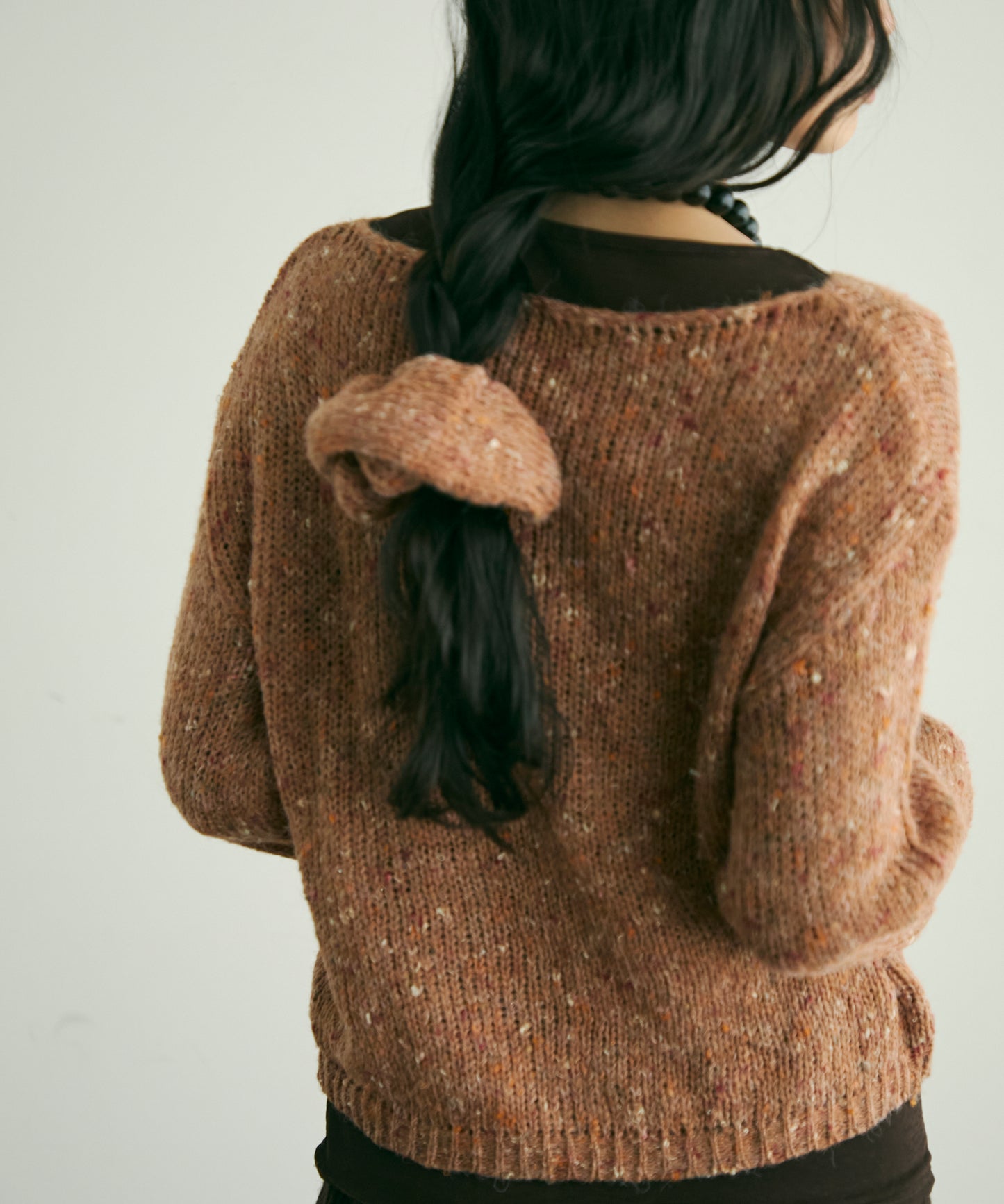 シュシュ付きモヘアライクネットニット