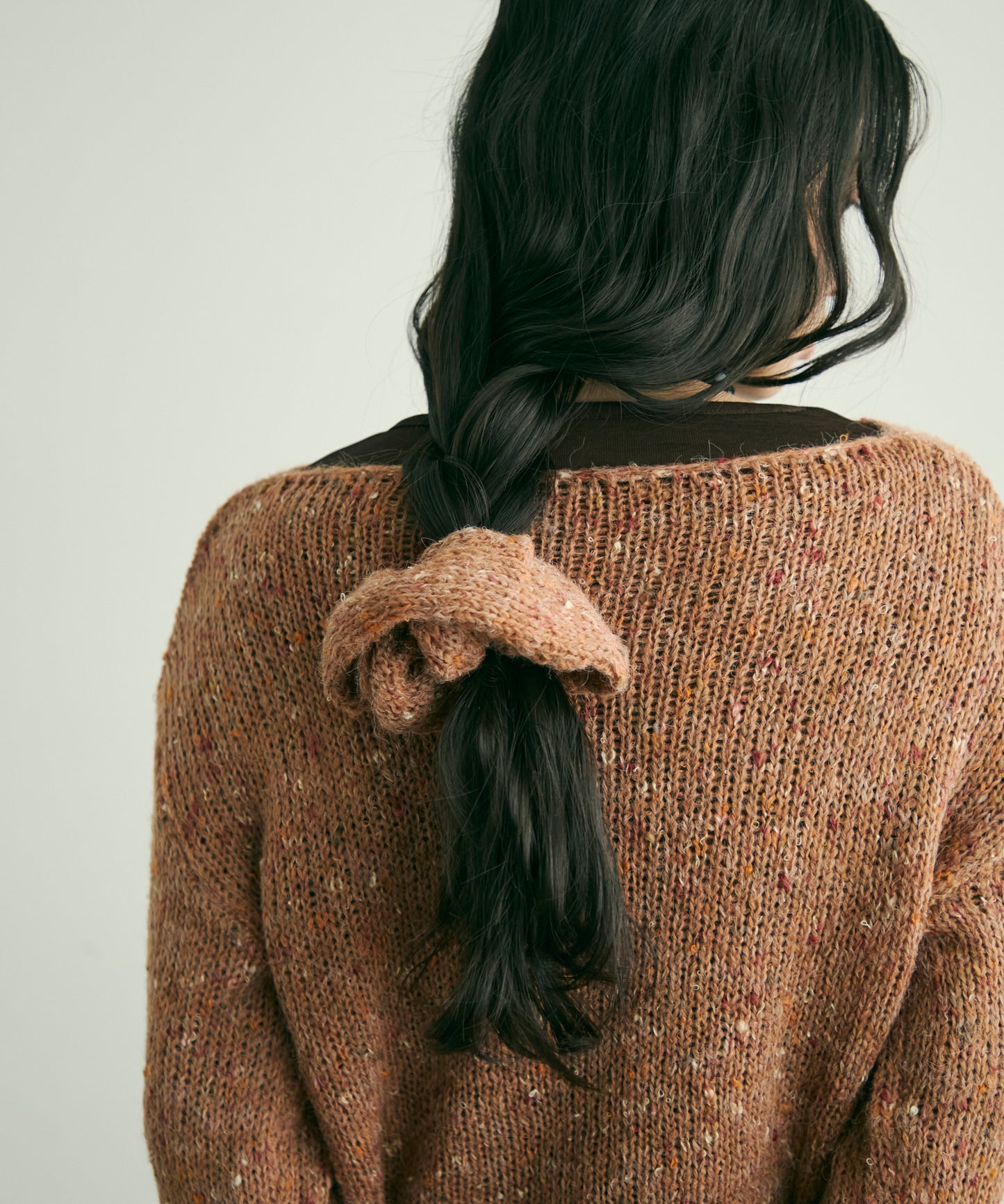 シュシュ付きモヘアライクネットニット