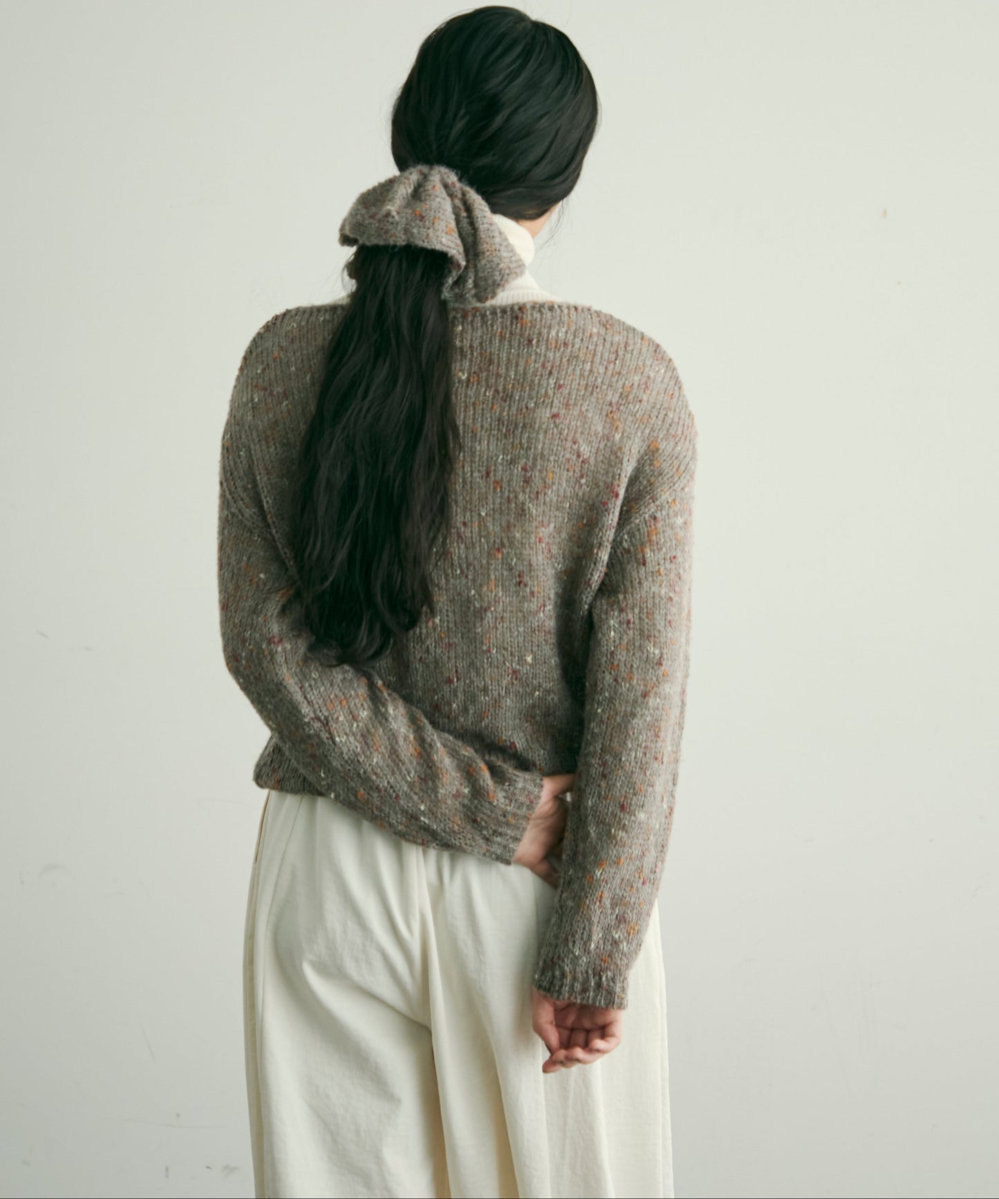 シュシュ付きモヘアライクネットニット