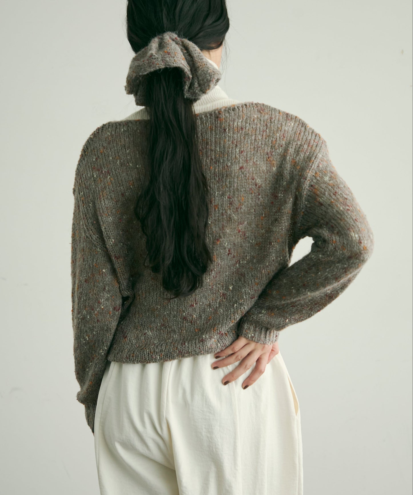 シュシュ付きモヘアライクネットニット