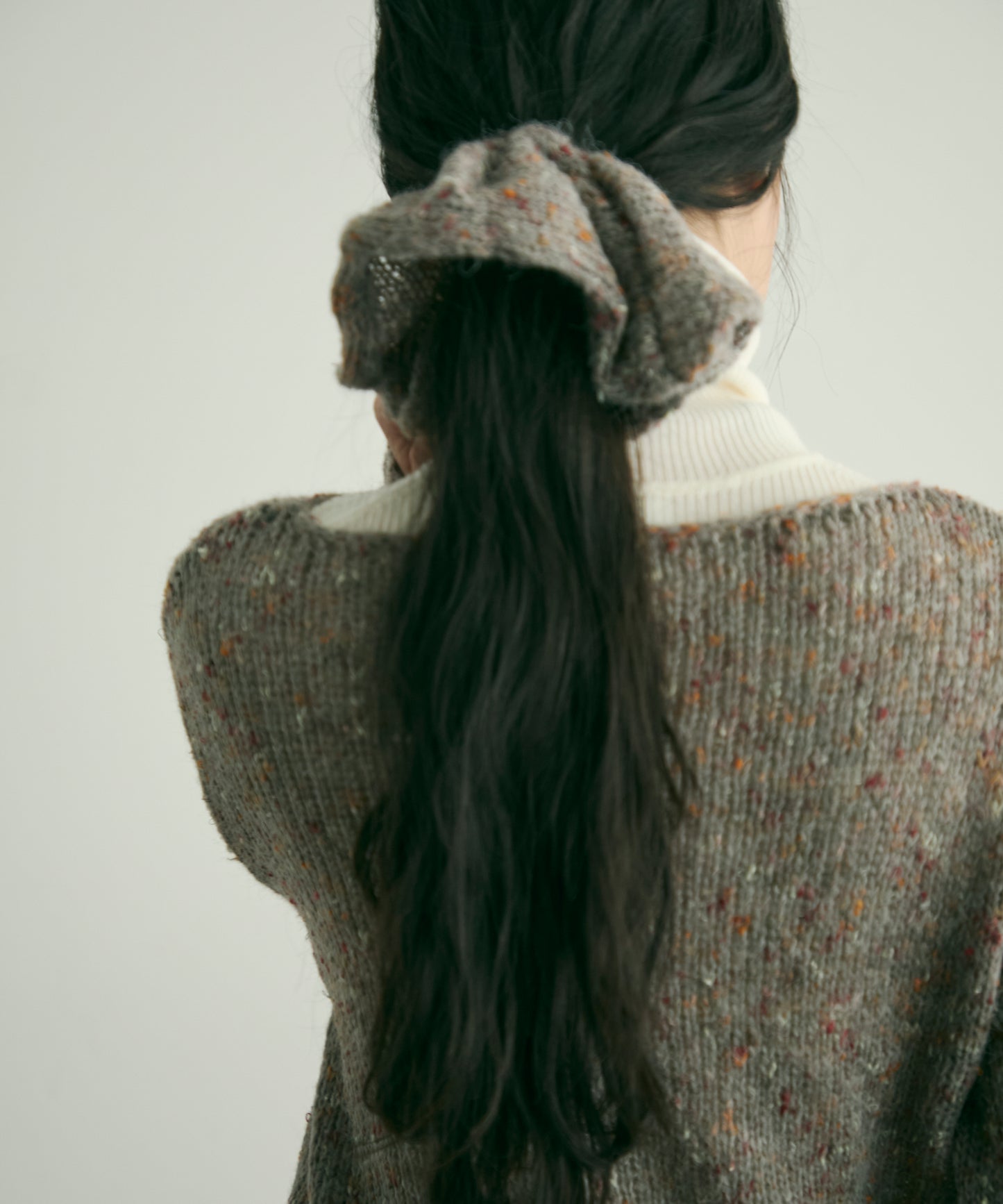 シュシュ付きモヘアライクネットニット