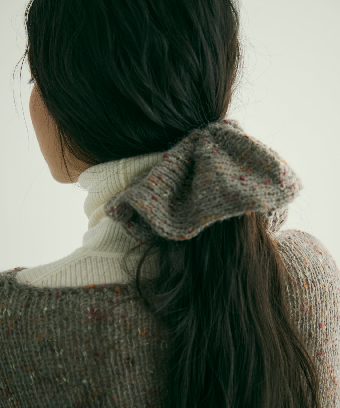 シュシュ付きモヘアライクネットニット