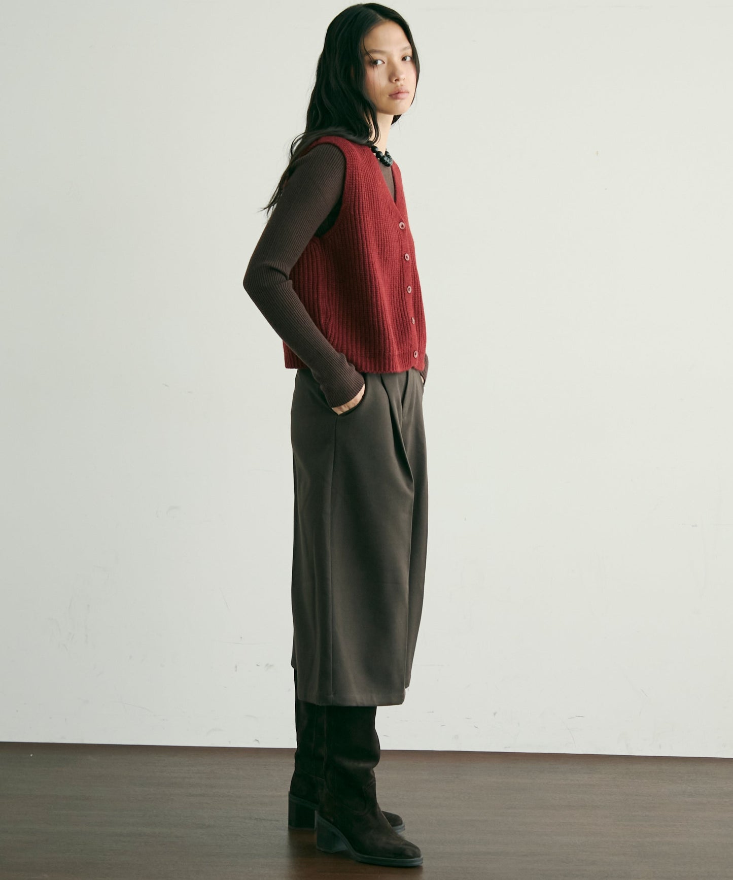 深Vネックニットベスト