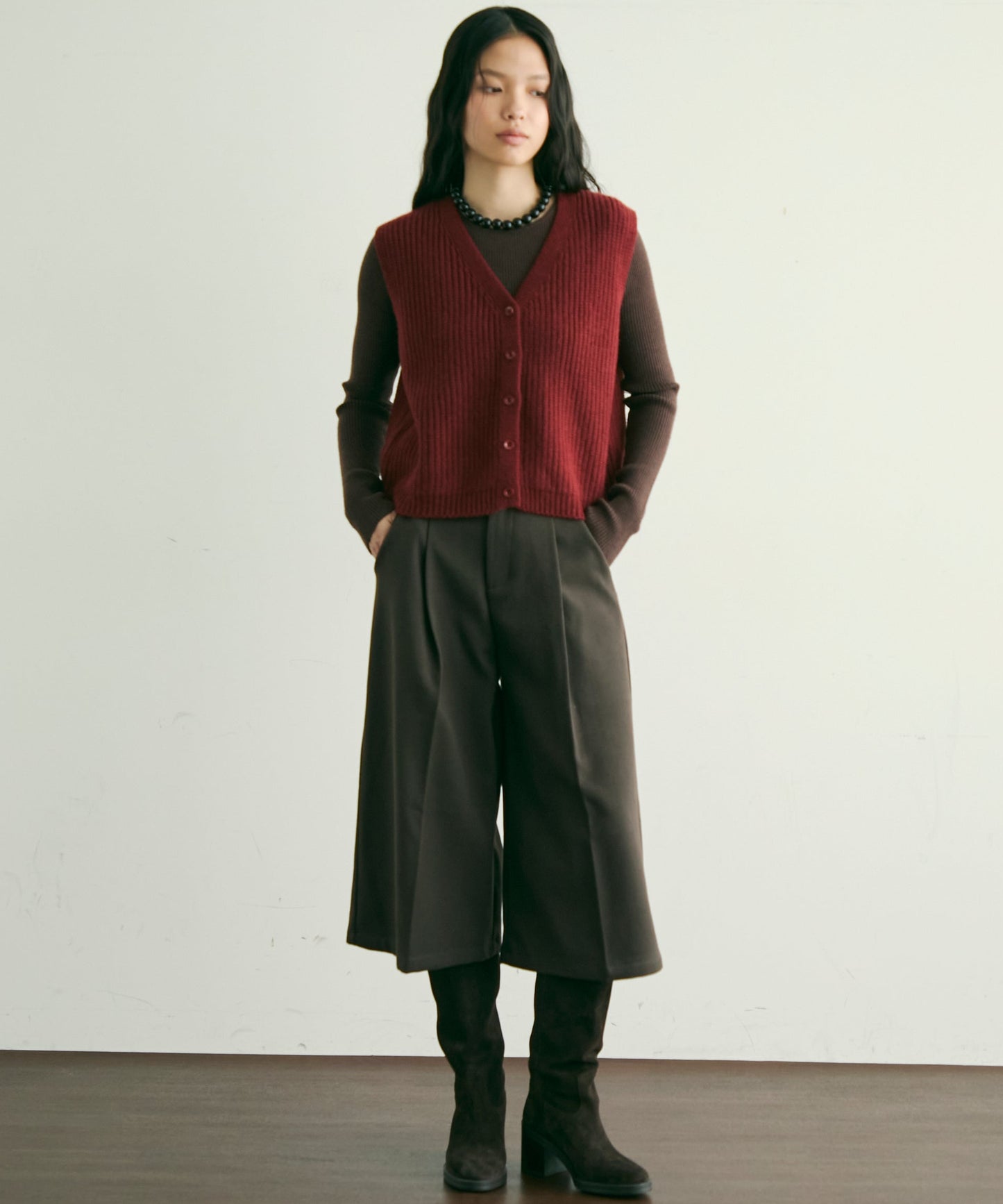 深Vネックニットベスト