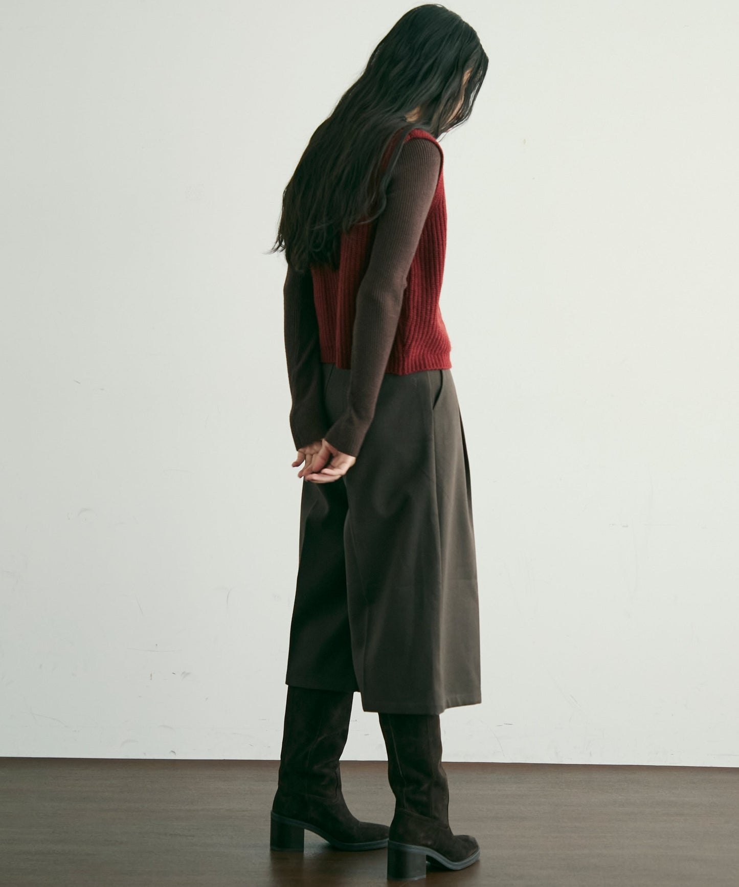 深Vネックニットベスト