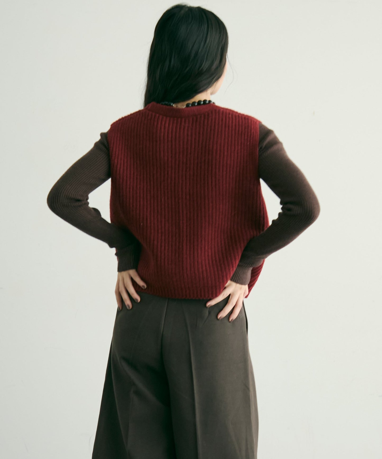 深Vネックニットベスト