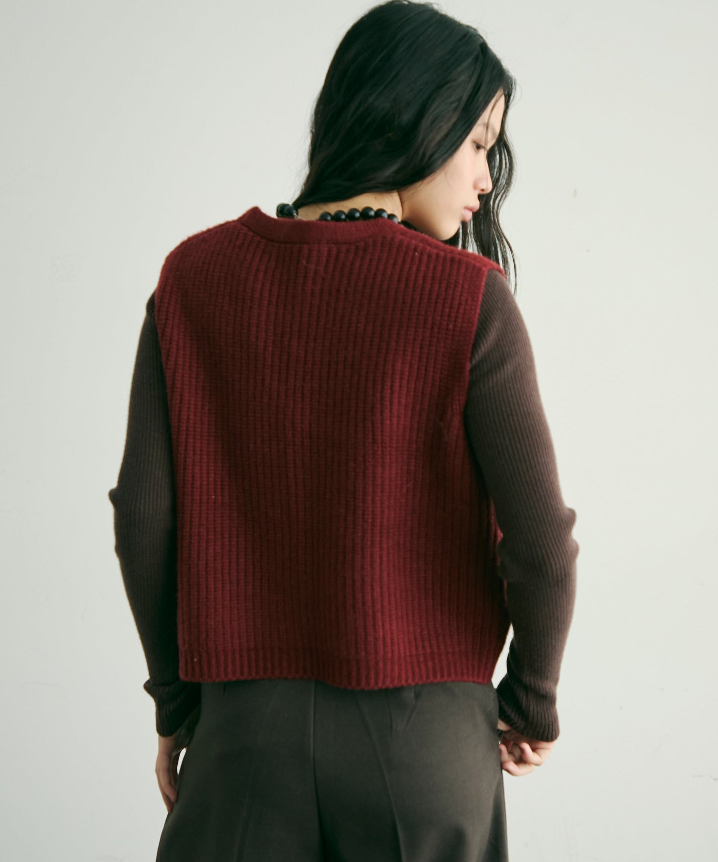 深Vネックニットベスト