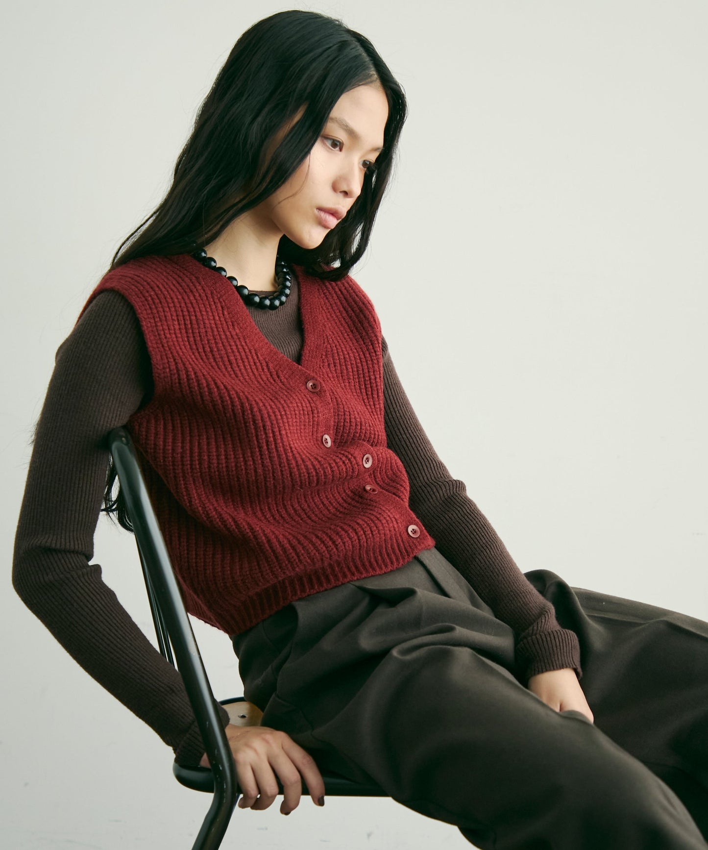 深Vネックニットベスト