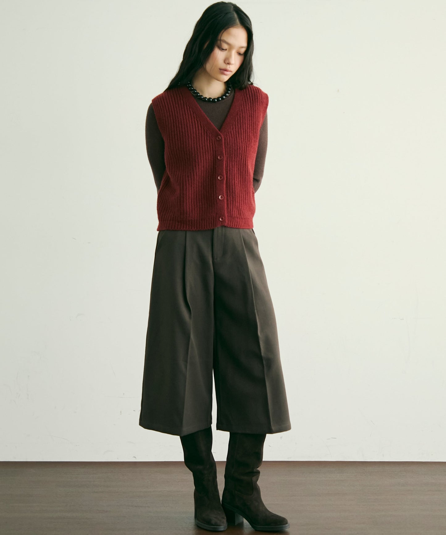 深Vネックニットベスト