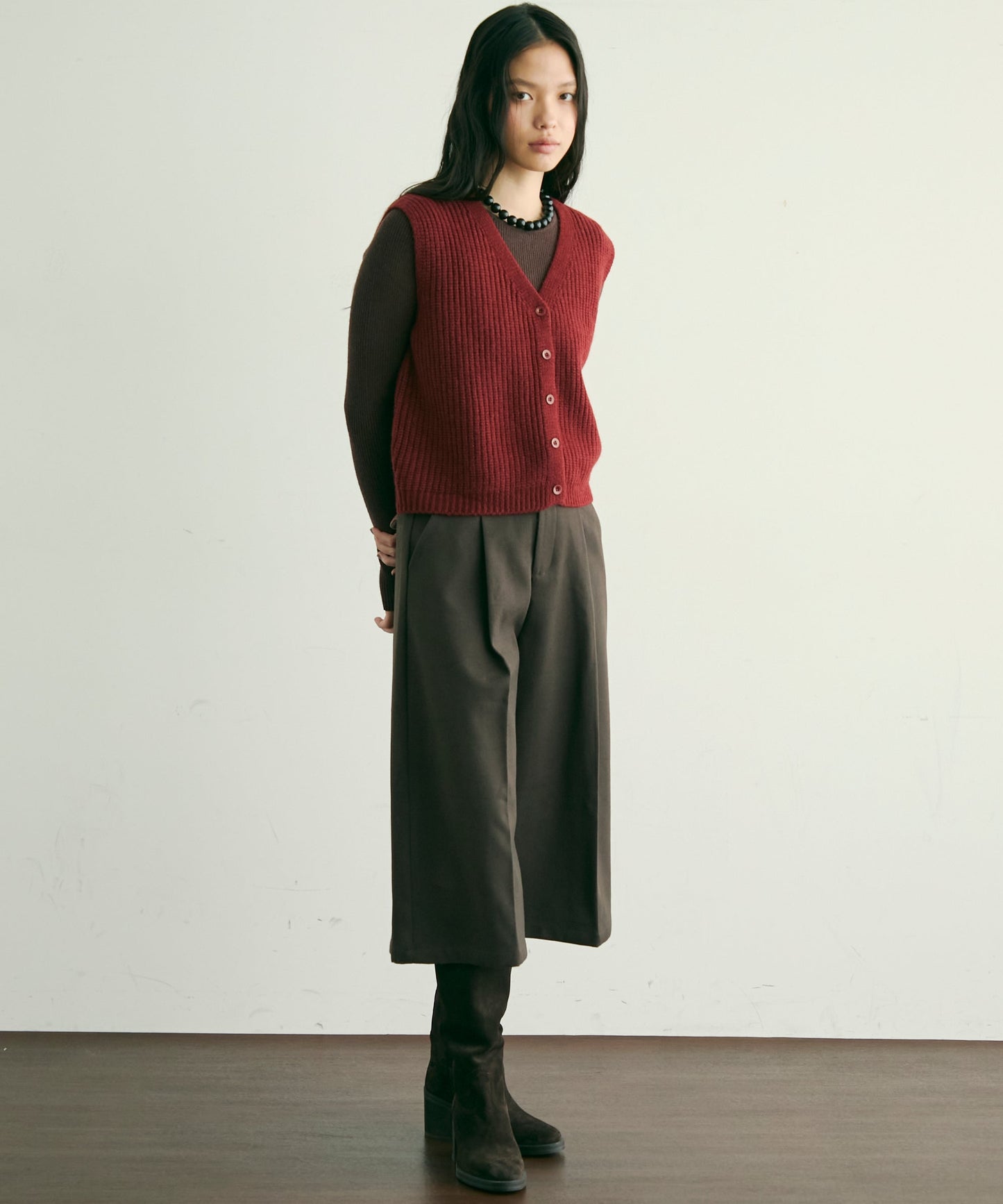深Vネックニットベスト