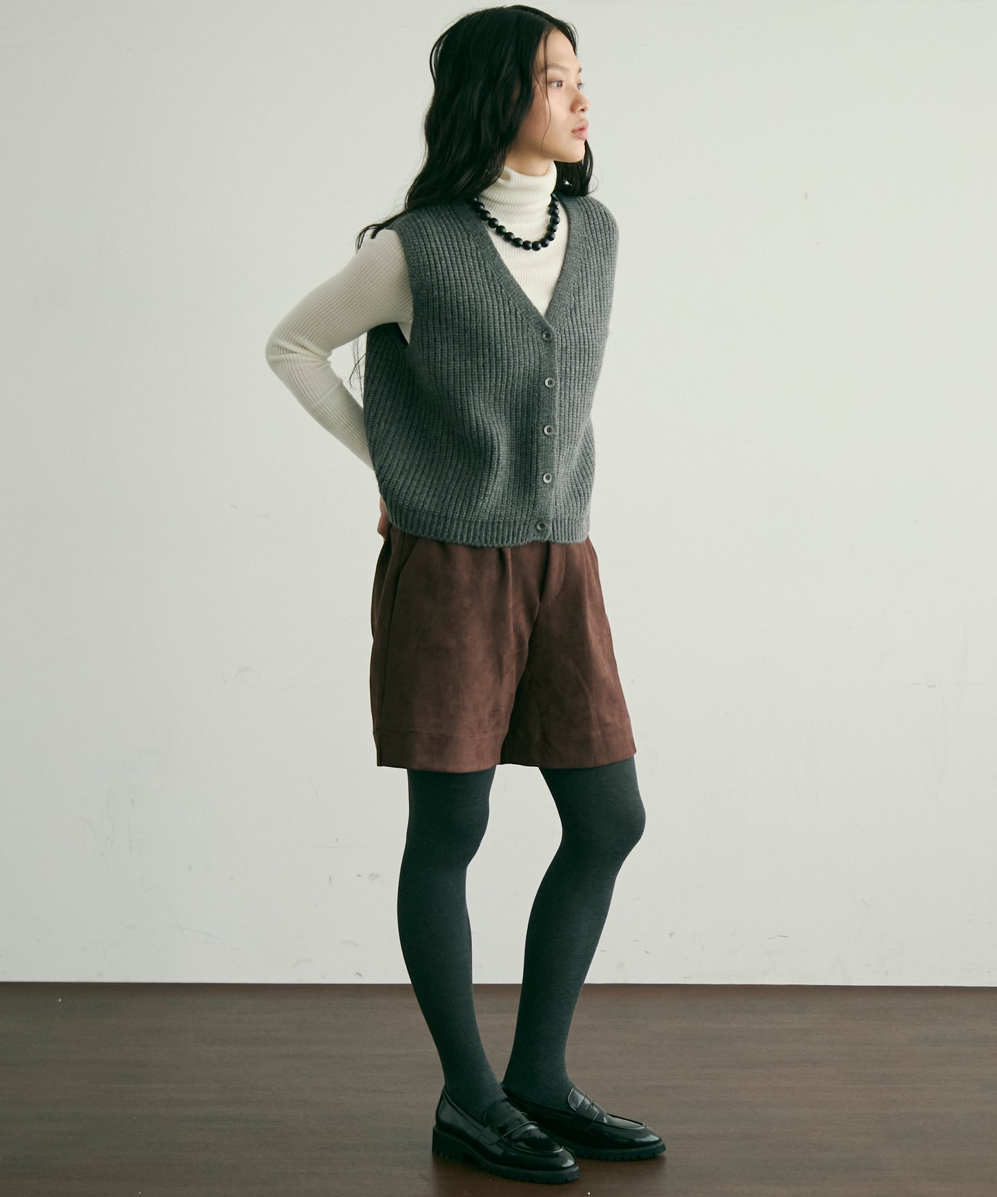 深Vネックニットベスト