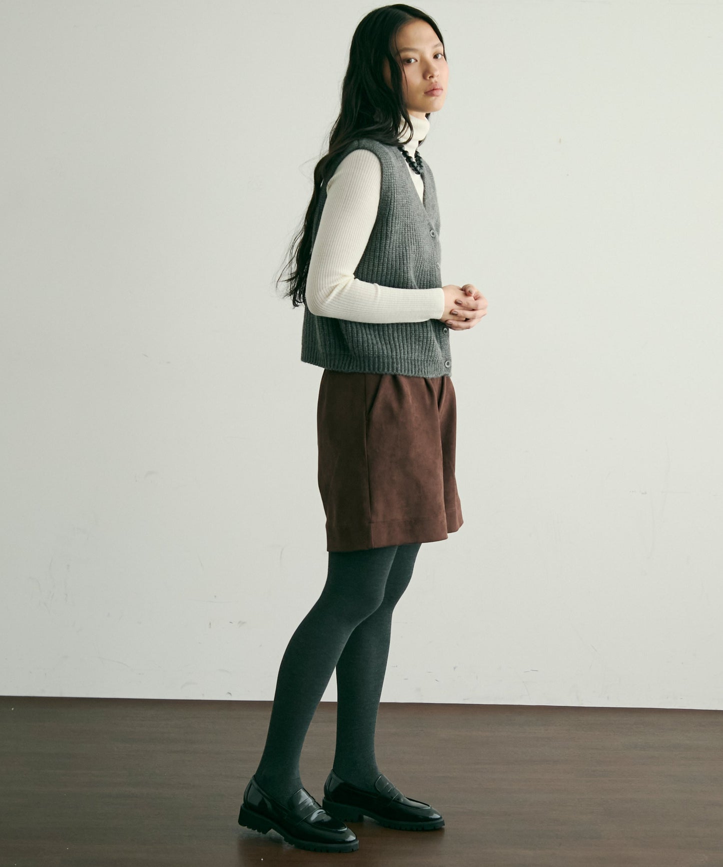 深Vネックニットベスト