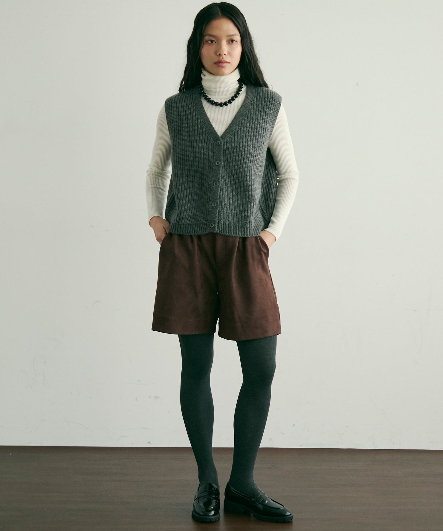 深Vネックニットベスト