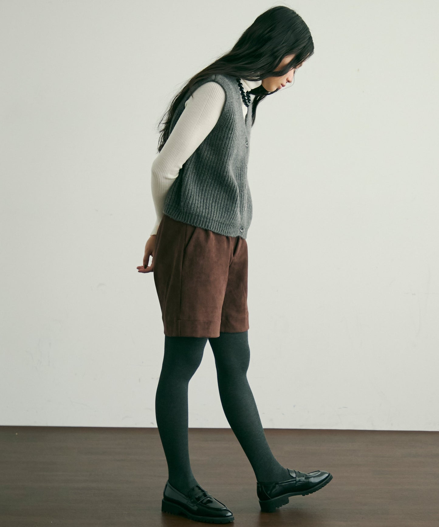 深Vネックニットベスト