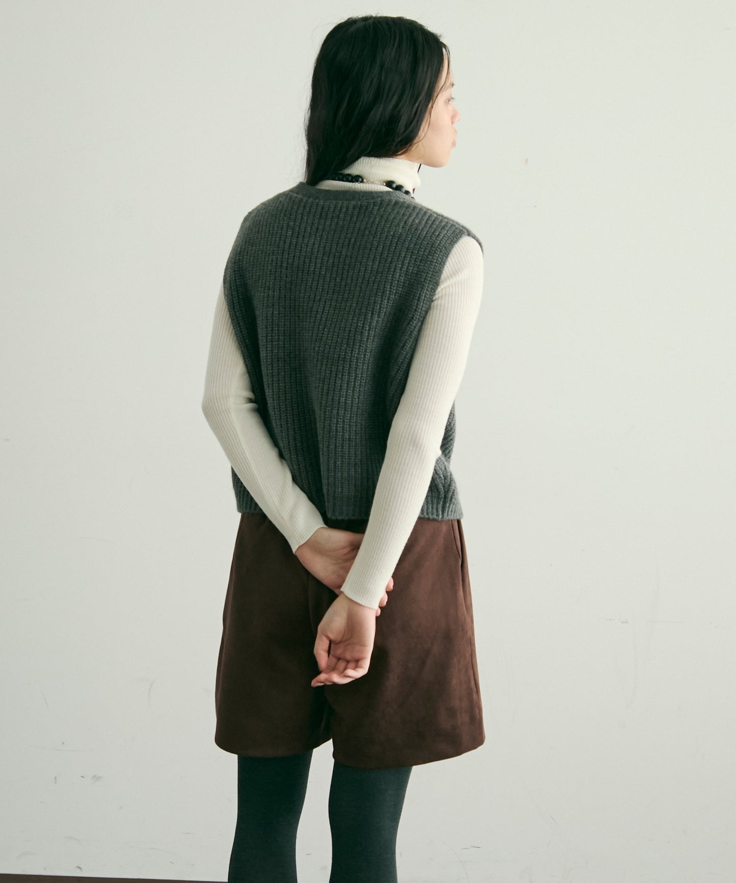 深Vネックニットベスト