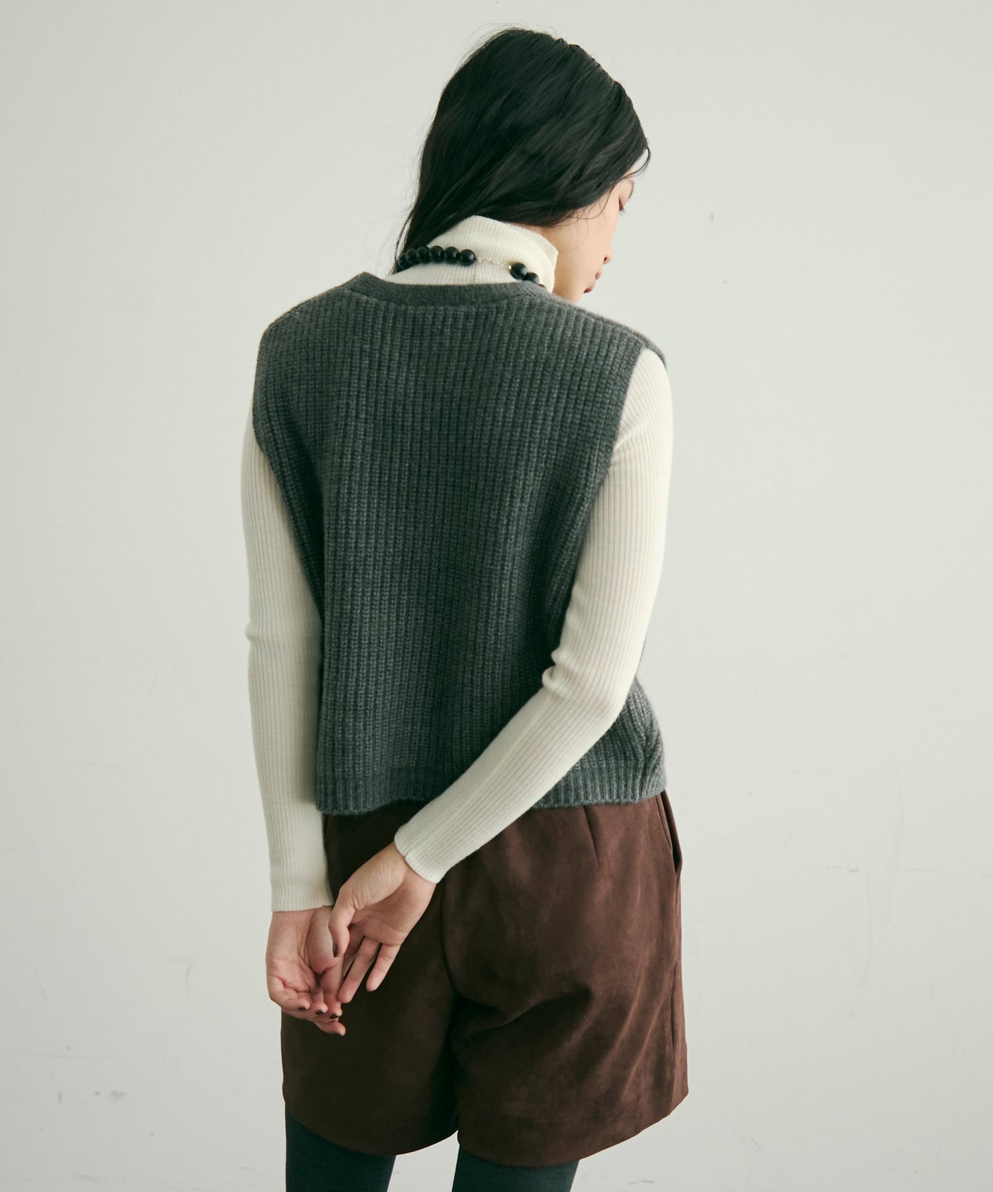 深Vネックニットベスト