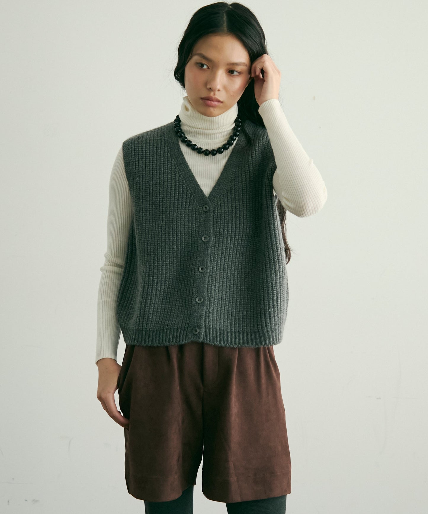 深Vネックニットベスト