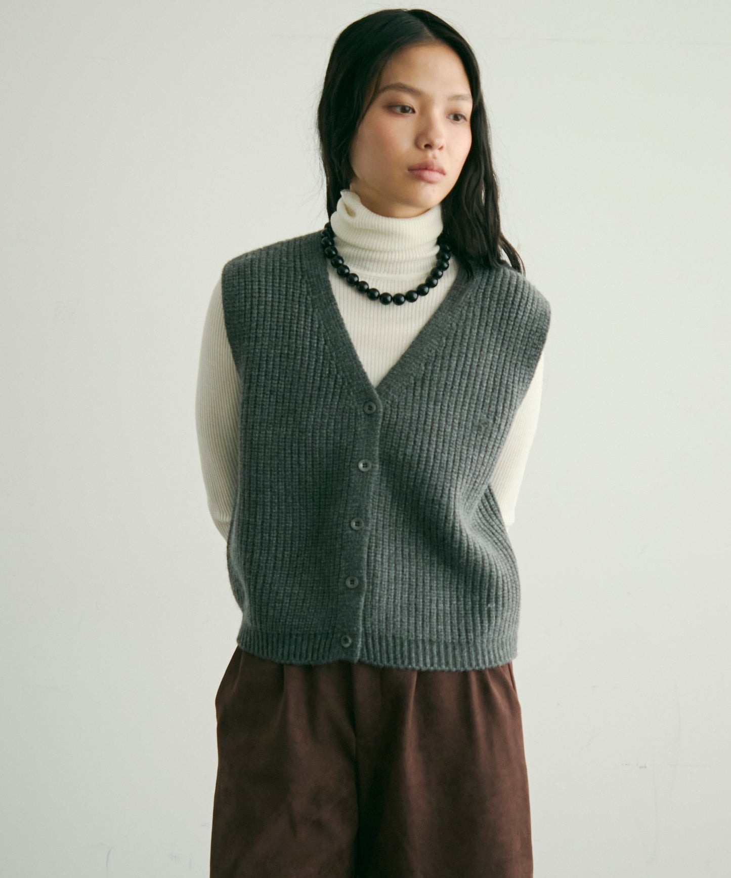 深Vネックニットベスト
