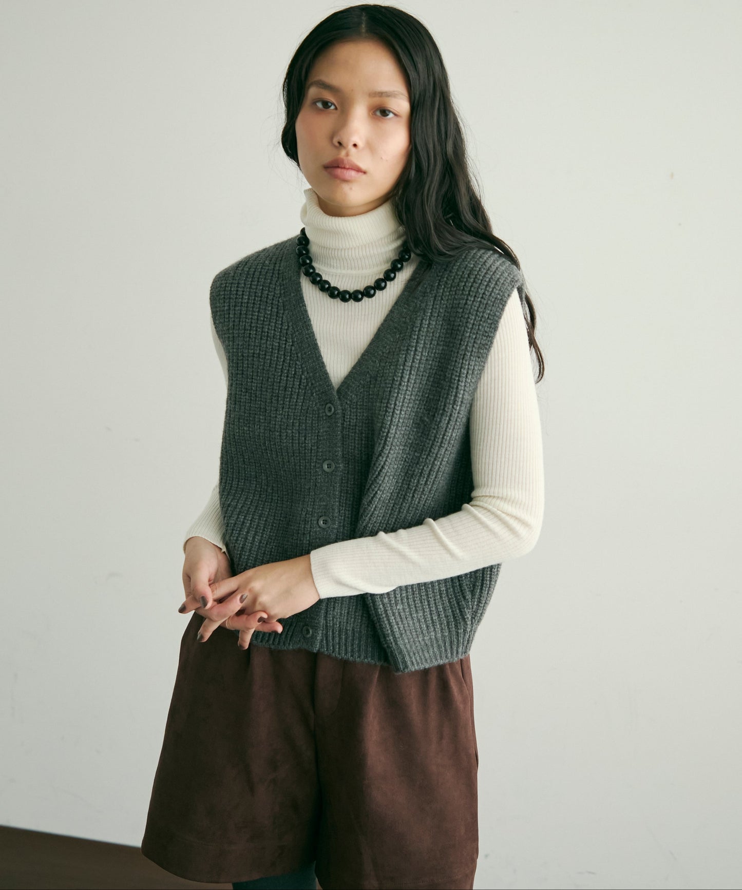 深Vネックニットベスト