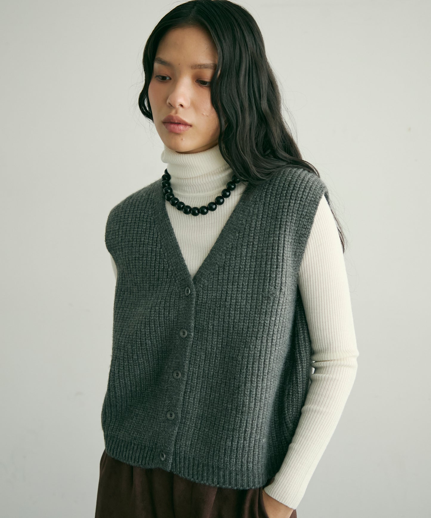 深Vネックニットベスト