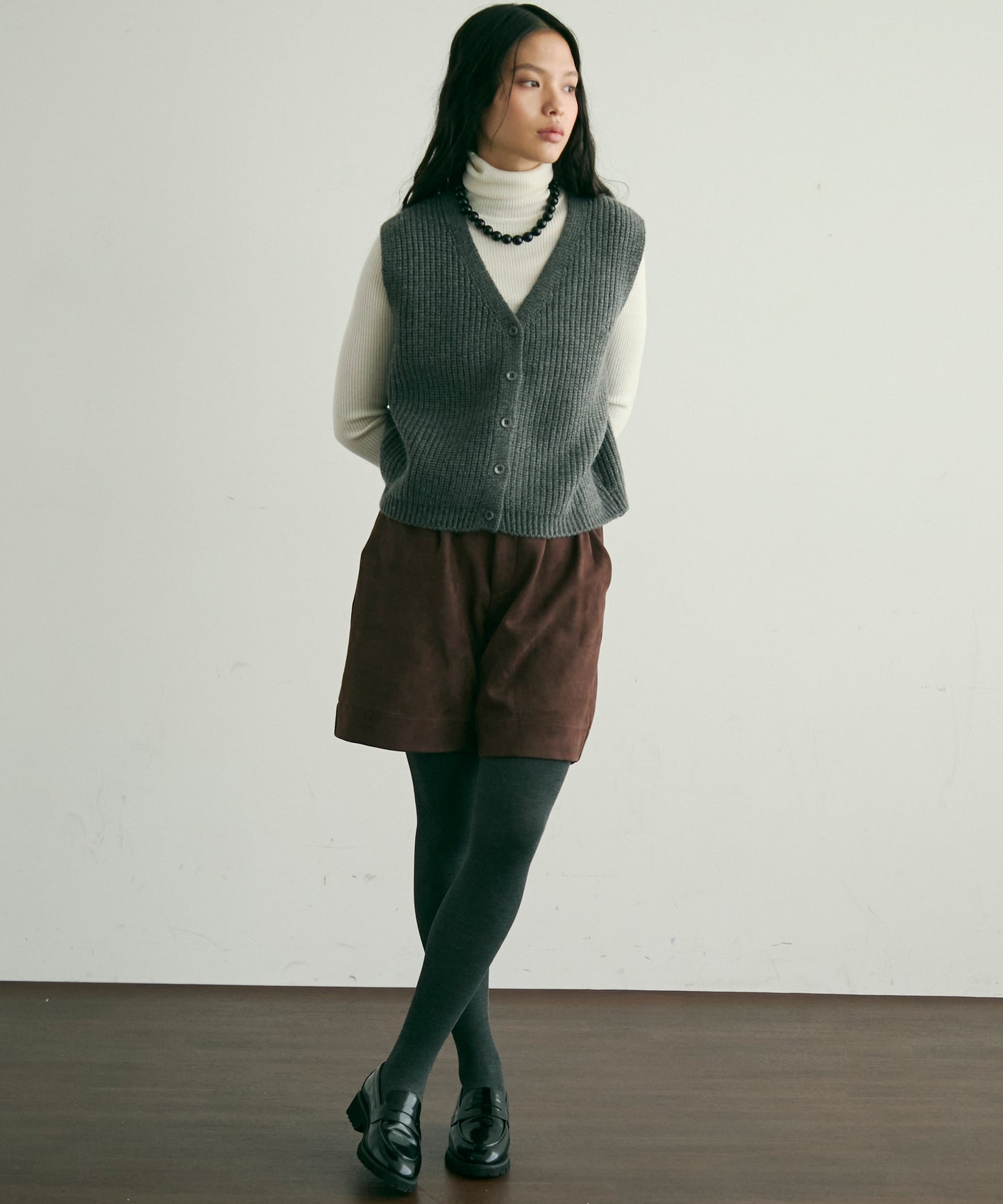 深Vネックニットベスト