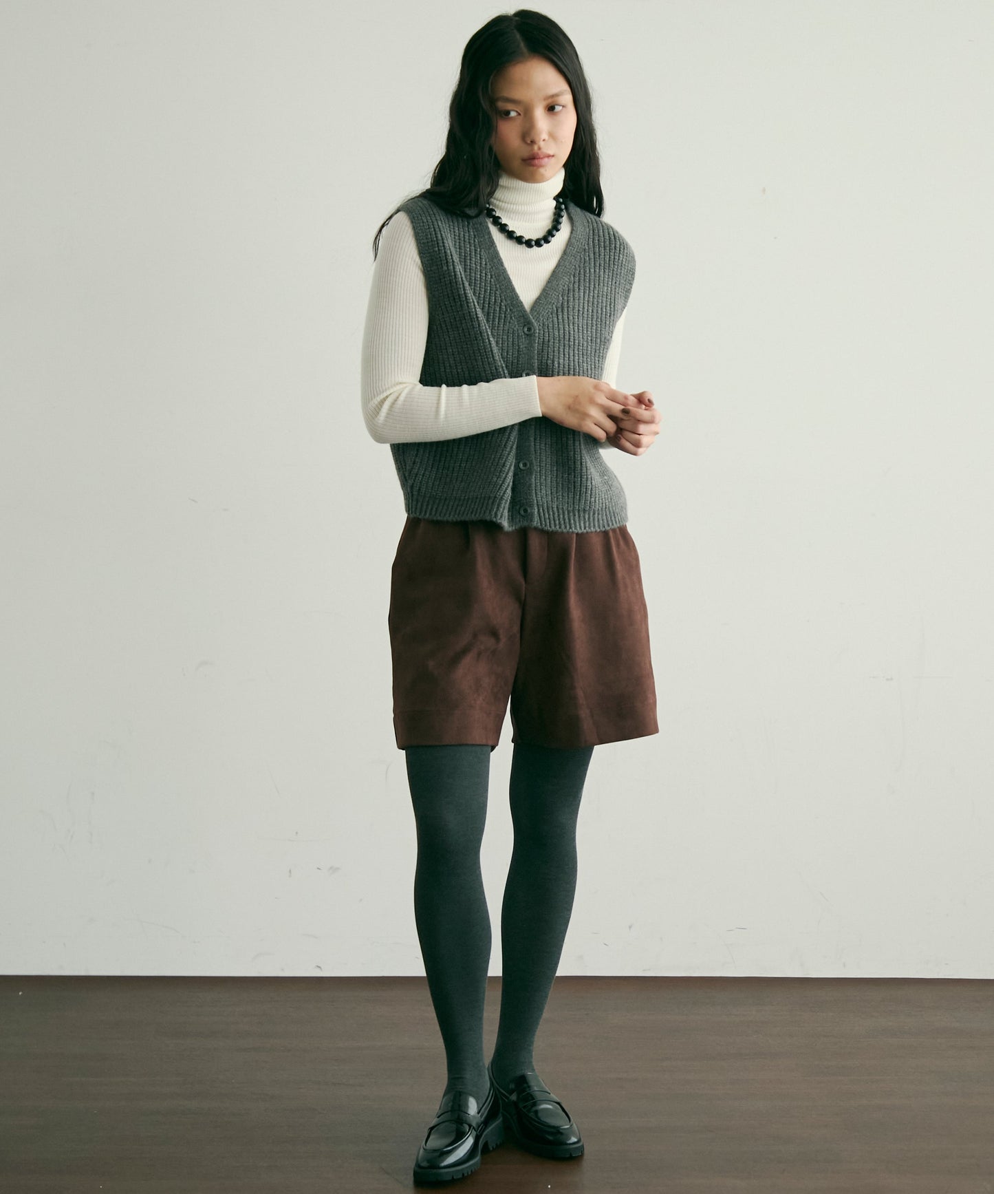 深Vネックニットベスト