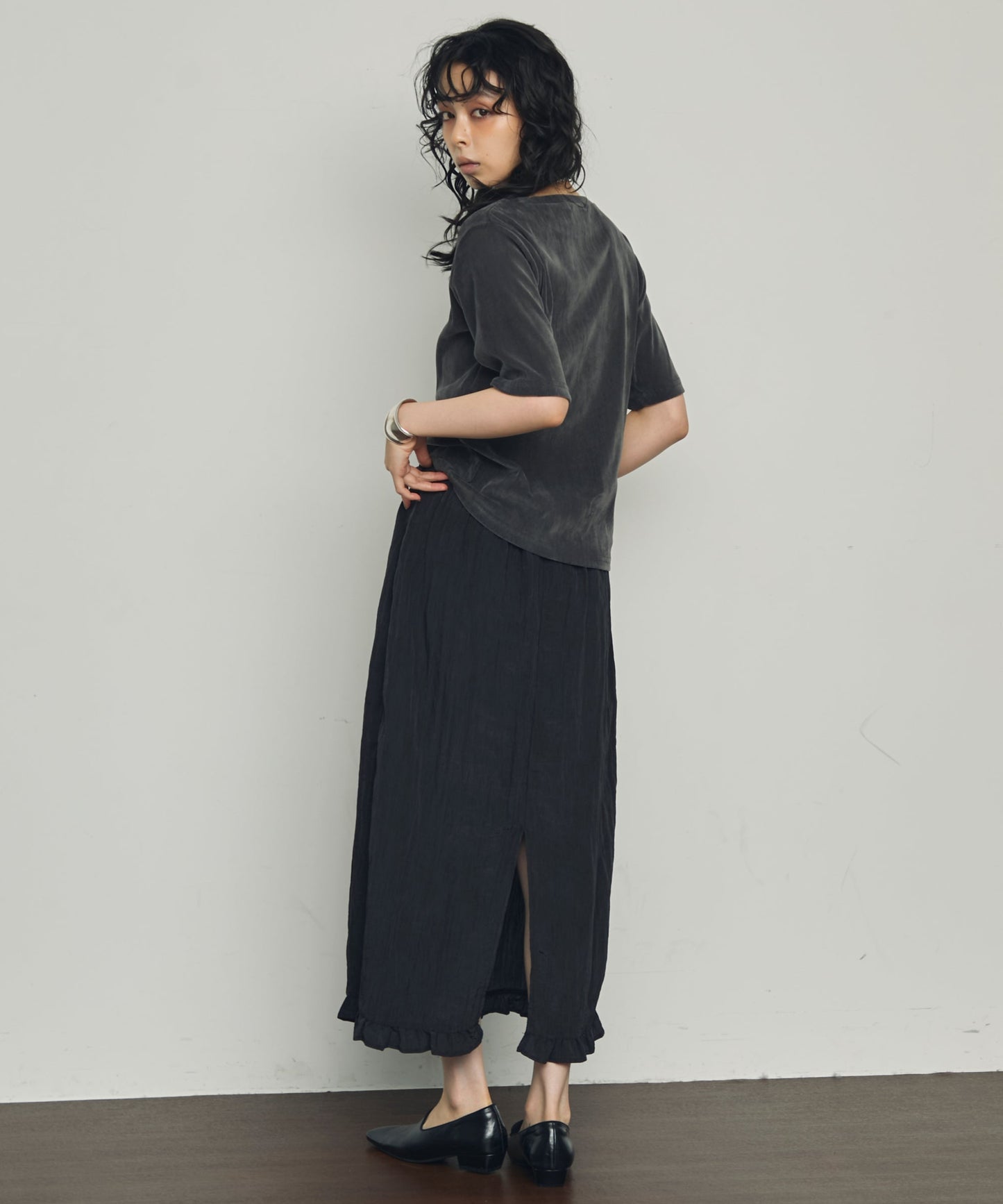 シワサテン裾フリルスカート