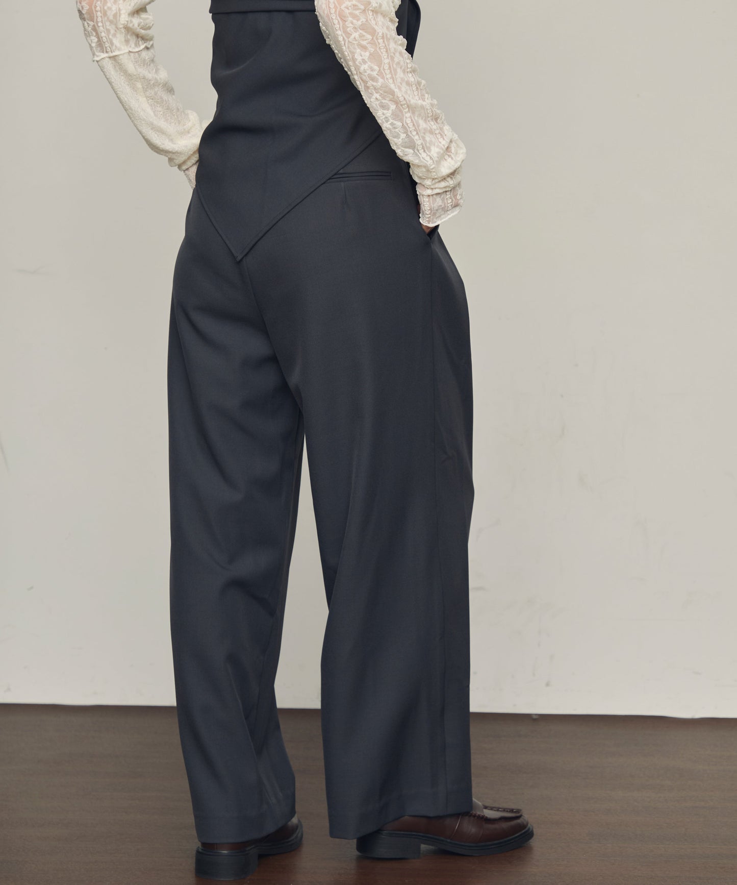 TPUツイルスカーフ付きタックパンツ