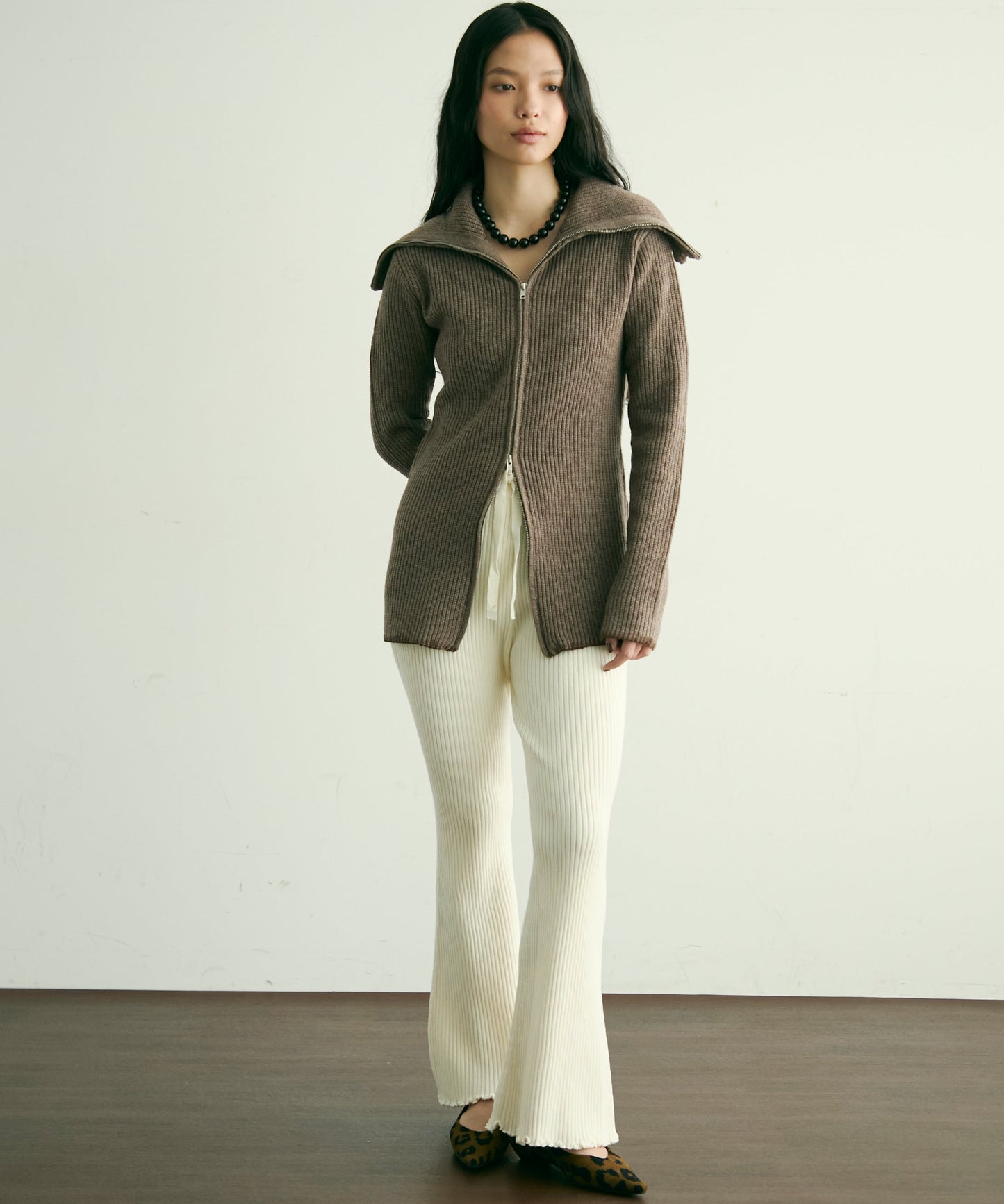 リブ編みニットフレアーシルエットパンツ