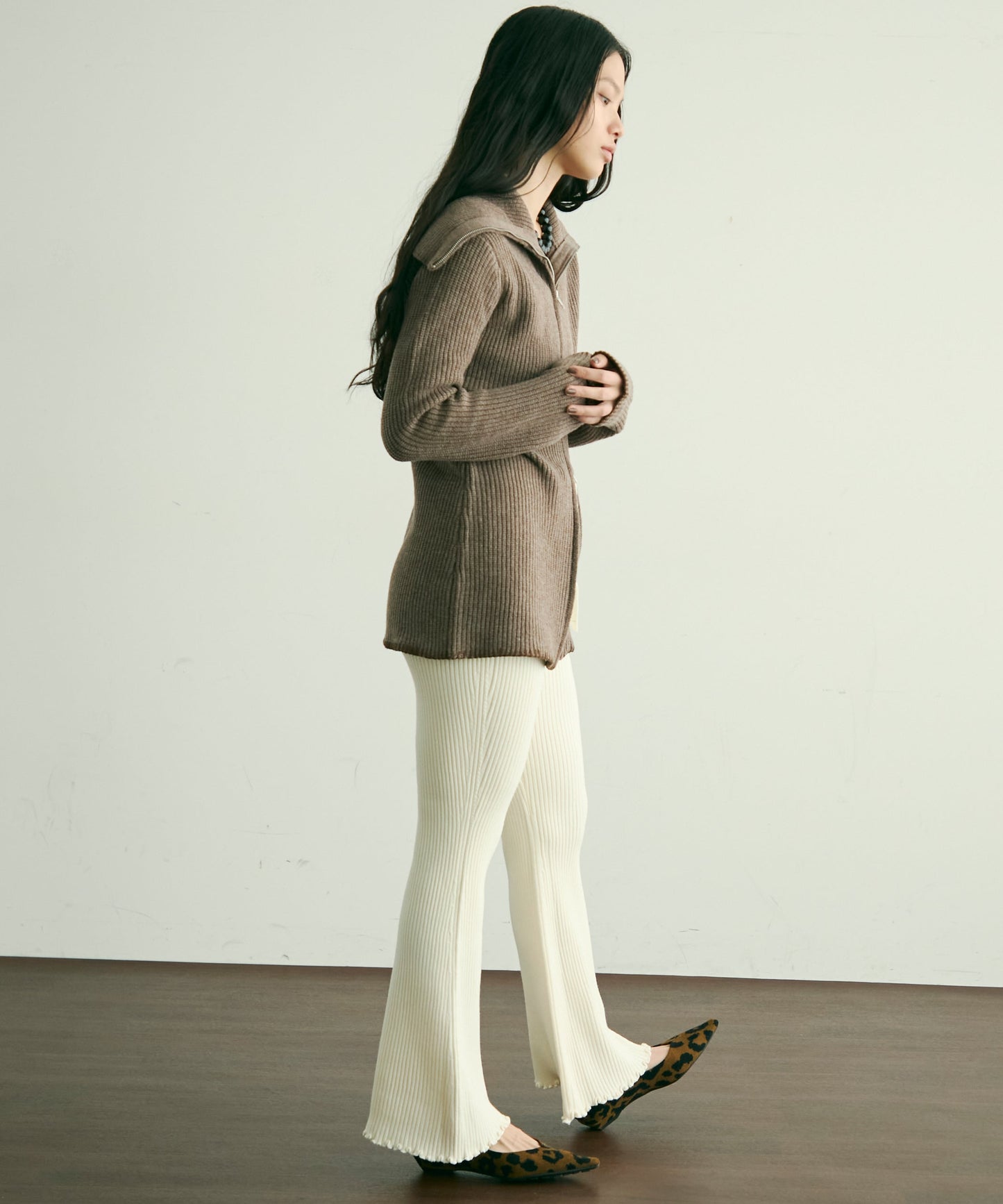 リブ編みニットフレアーシルエットパンツ