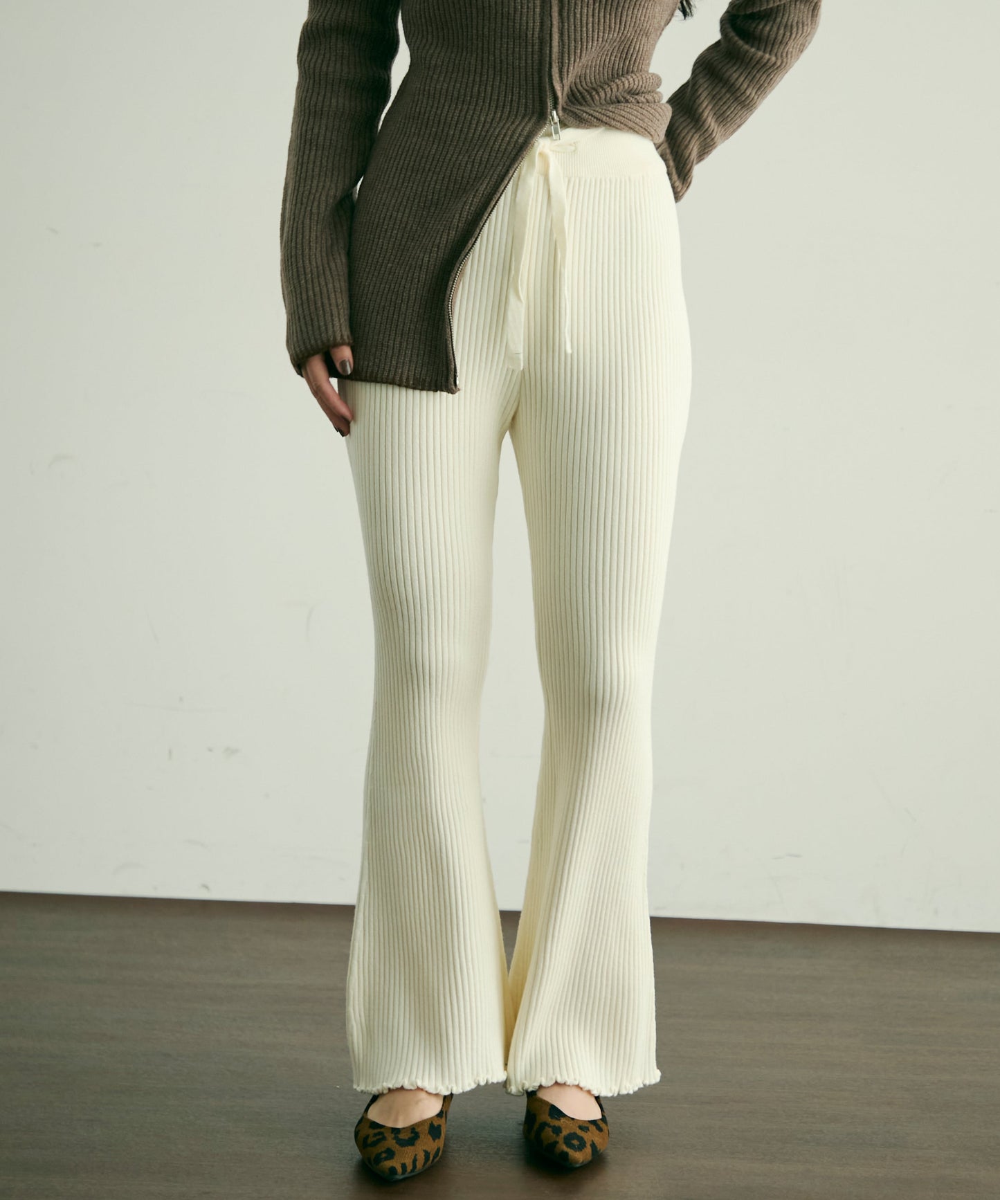 リブ編みニットフレアーシルエットパンツ