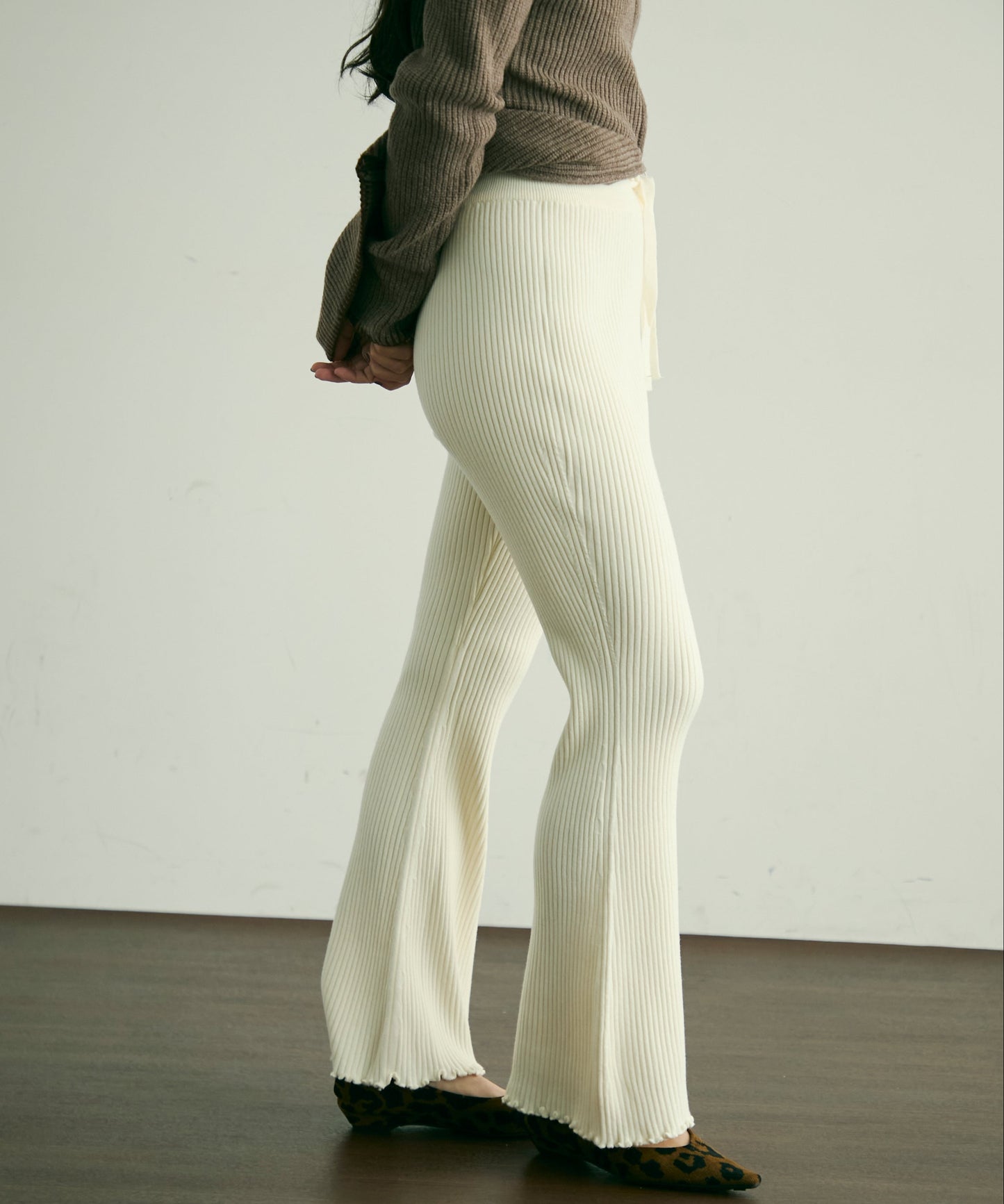 リブ編みニットフレアーシルエットパンツ