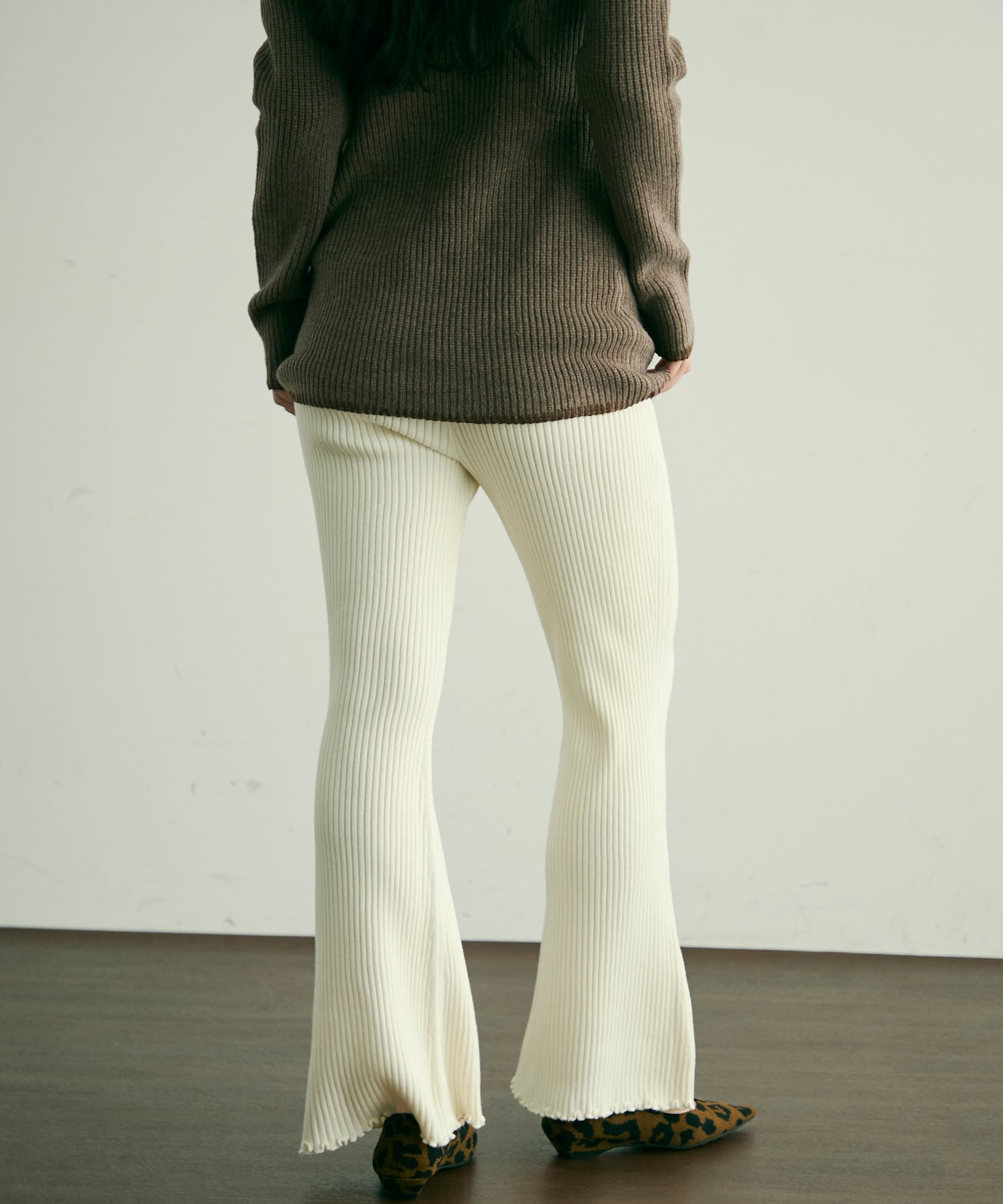リブ編みニットフレアーシルエットパンツ