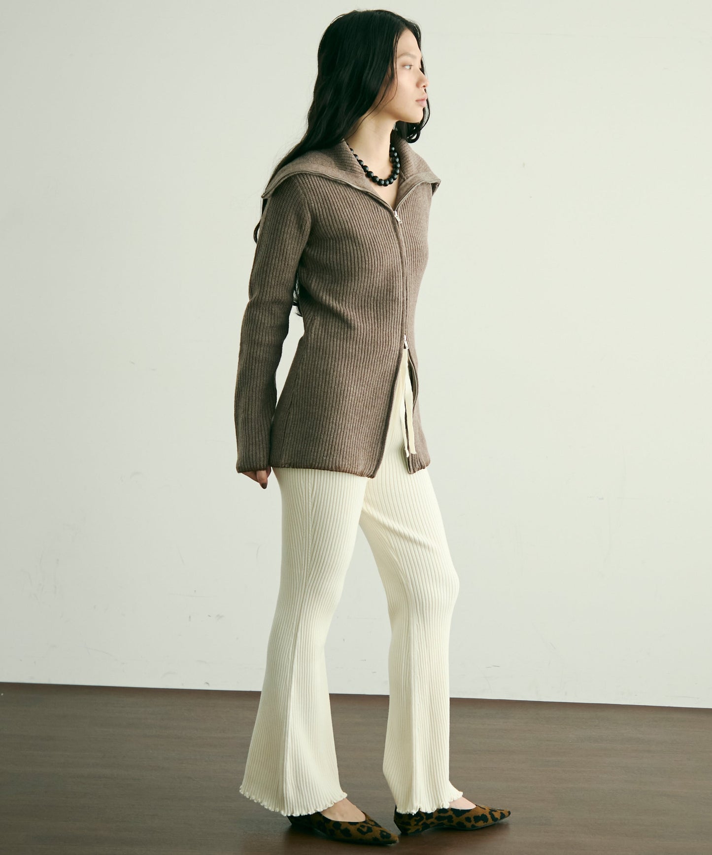 リブ編みニットフレアーシルエットパンツ